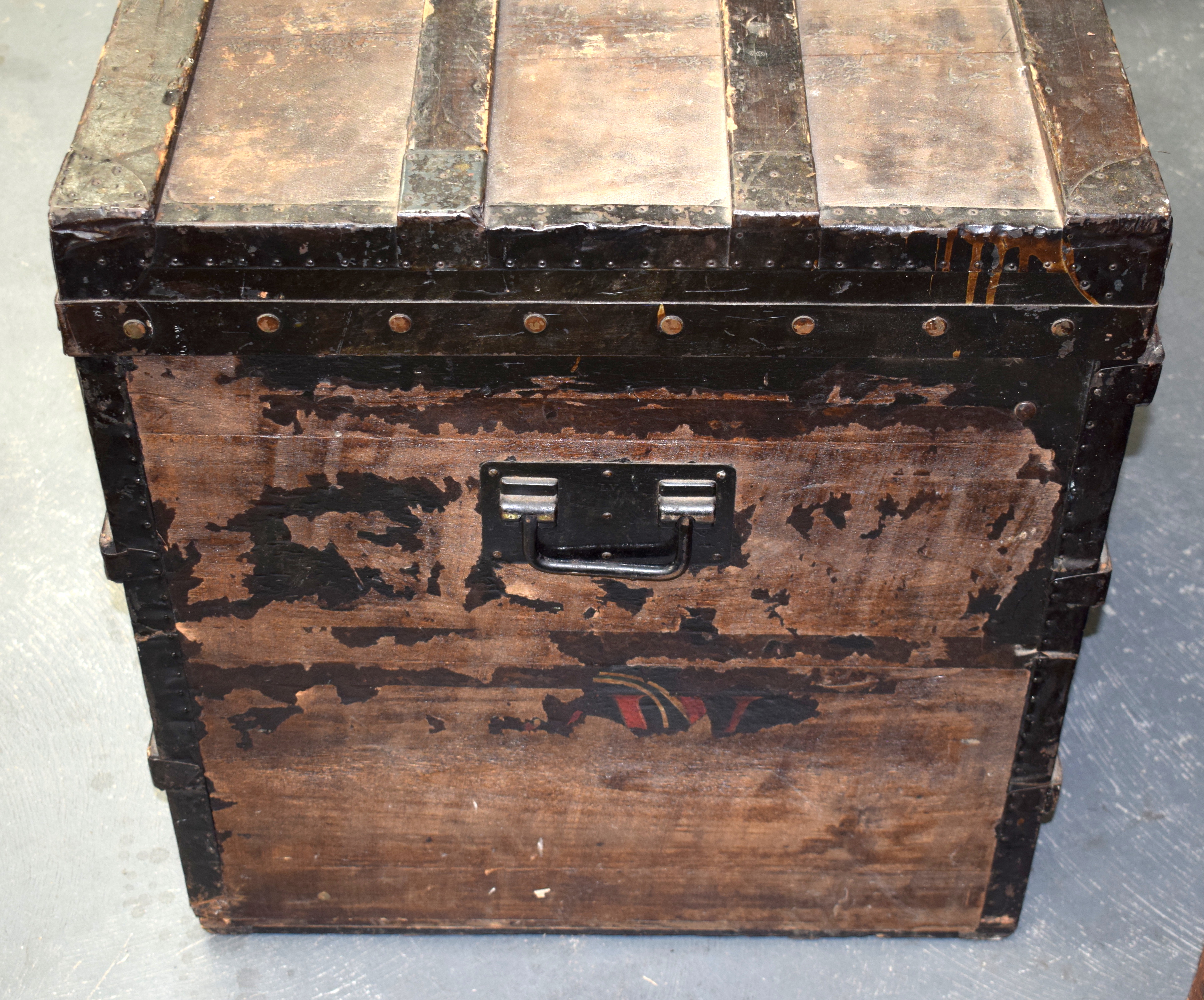 A LARGE VINTAGE IRON BOUND FRENCH LOUIS VUITTON TRUNK. 120 cm x 65 cm x 75. - Image 3 of 6