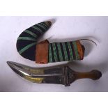 AN EARLY 20TH CENTURY RHINOCEROS HORN HANDLED YEMENI JANBIYA OR JAMBIYA DAGGER, formed with a leath