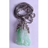 A GOOD EARLY 20TH CENTURY CHINESE 18CT WHITE GOLD AND JADEITE PENDANT. Gold approx. 10 grams. Jadei