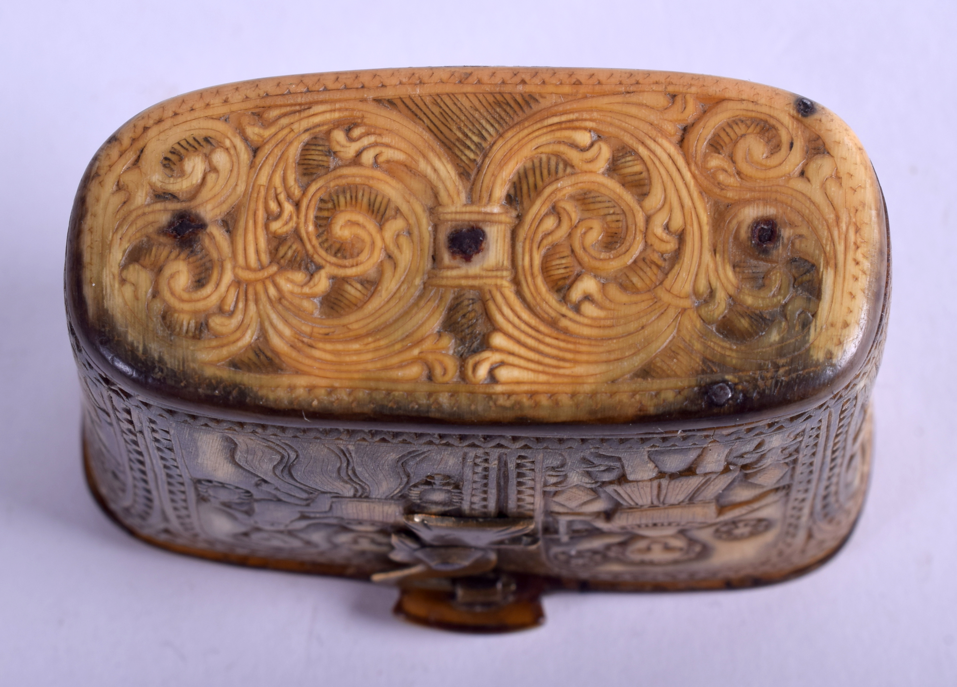 A GOOD 18TH CENTURY CARVED CONTINENTAL HORN SNUFF BOX decorated with figures and swirling motifs. 5 - Image 4 of 5