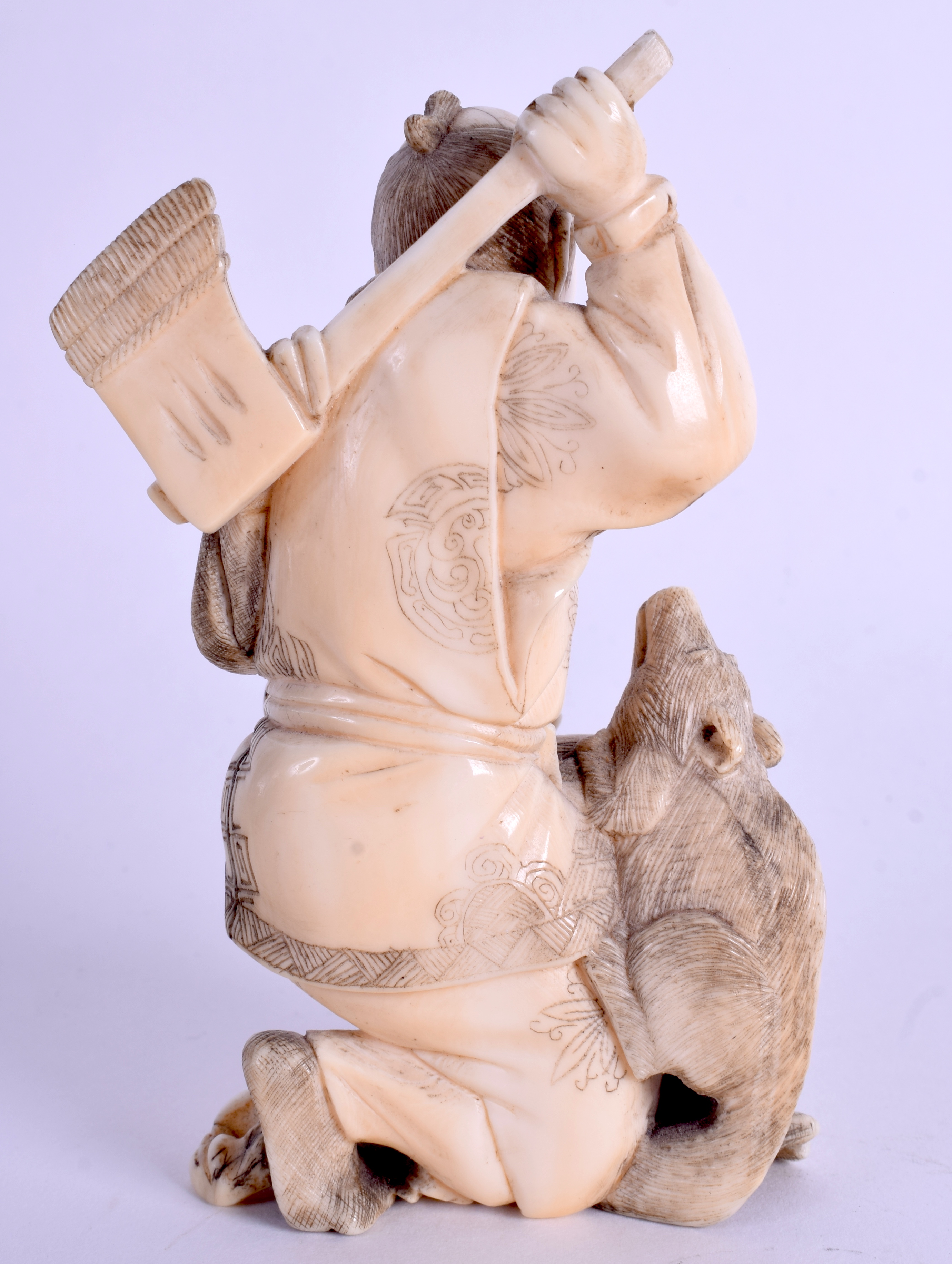 A 19TH CENTURY JAPANESE MEIJI PERIOD CARVED IVORY OKIMONO modelled as a male holding an axe. 11 cm - Image 2 of 3