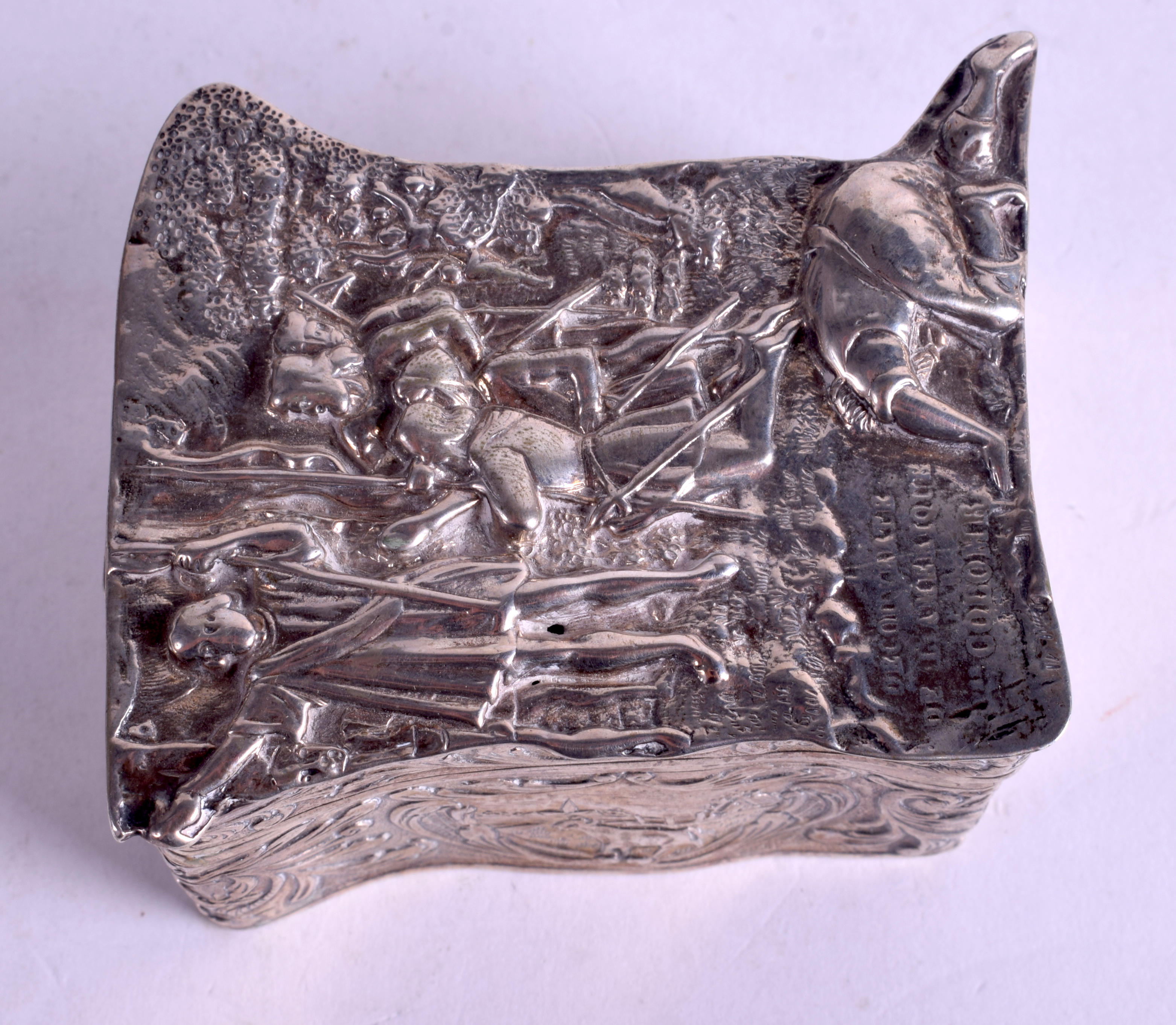 A RARE ANTIQUE CONTINENTAL SILVER BOX decorated with figures and landscapes. 5.1 oz. 7.5 cm x 6.5 c - Image 3 of 5