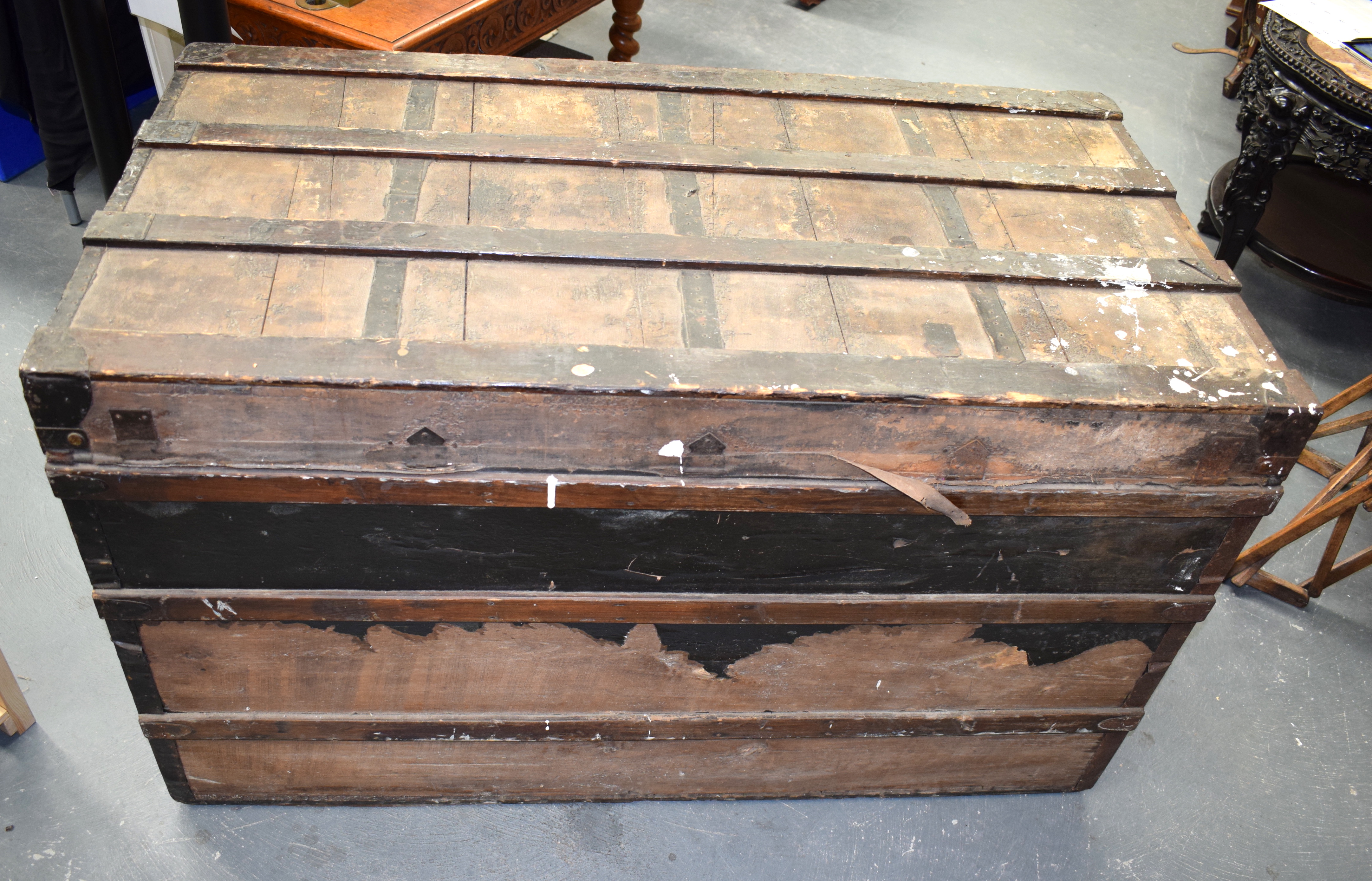 A LARGE VINTAGE IRON BOUND FRENCH LOUIS VUITTON TRUNK. 120 cm x 65 cm x 75. - Image 4 of 6