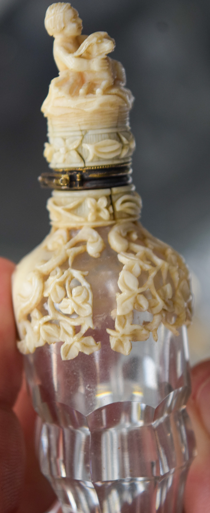 A RARE 19TH CENTURY CONTINENTAL DIEPPE IVORY AND GLASS SCENT BOTTLE overlaid with foliage. 11 cm hi - Image 5 of 9