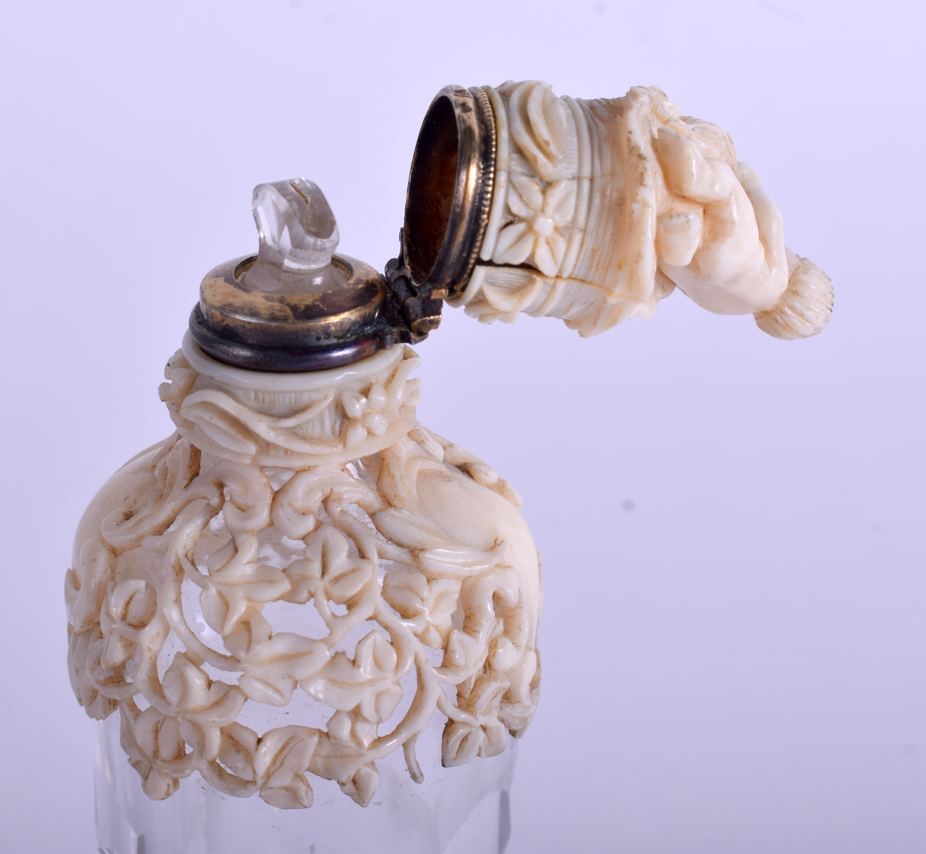 A RARE 19TH CENTURY CONTINENTAL DIEPPE IVORY AND GLASS SCENT BOTTLE overlaid with foliage. 11 cm hi - Image 4 of 9