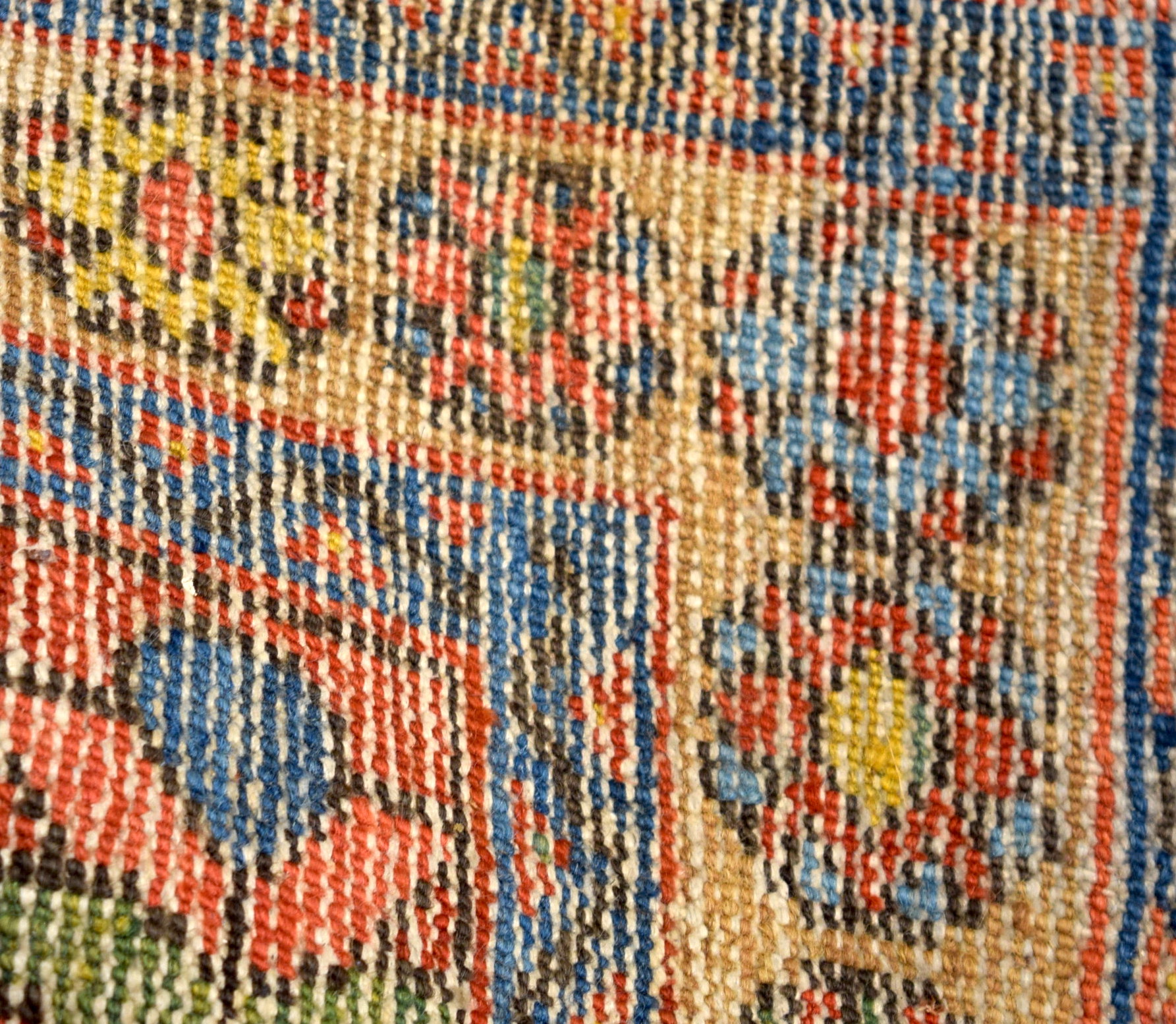 AN EARLY 20TH CENTURY RUNNER RUG, decorated with foliage. 258 cm x 70 cm. - Image 3 of 3