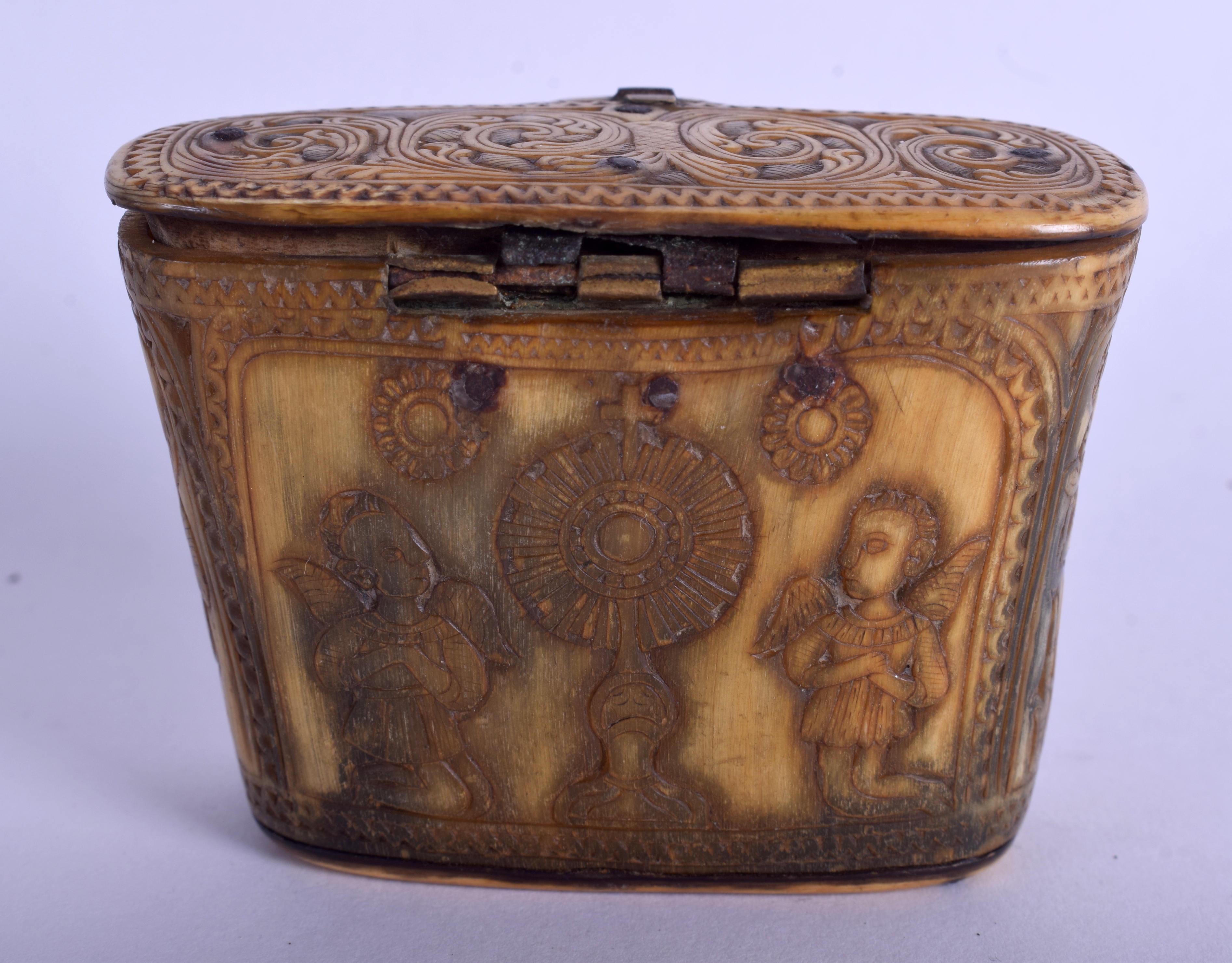 A GOOD 18TH CENTURY CARVED CONTINENTAL HORN SNUFF BOX decorated with figures and swirling motifs. 5 - Image 2 of 5