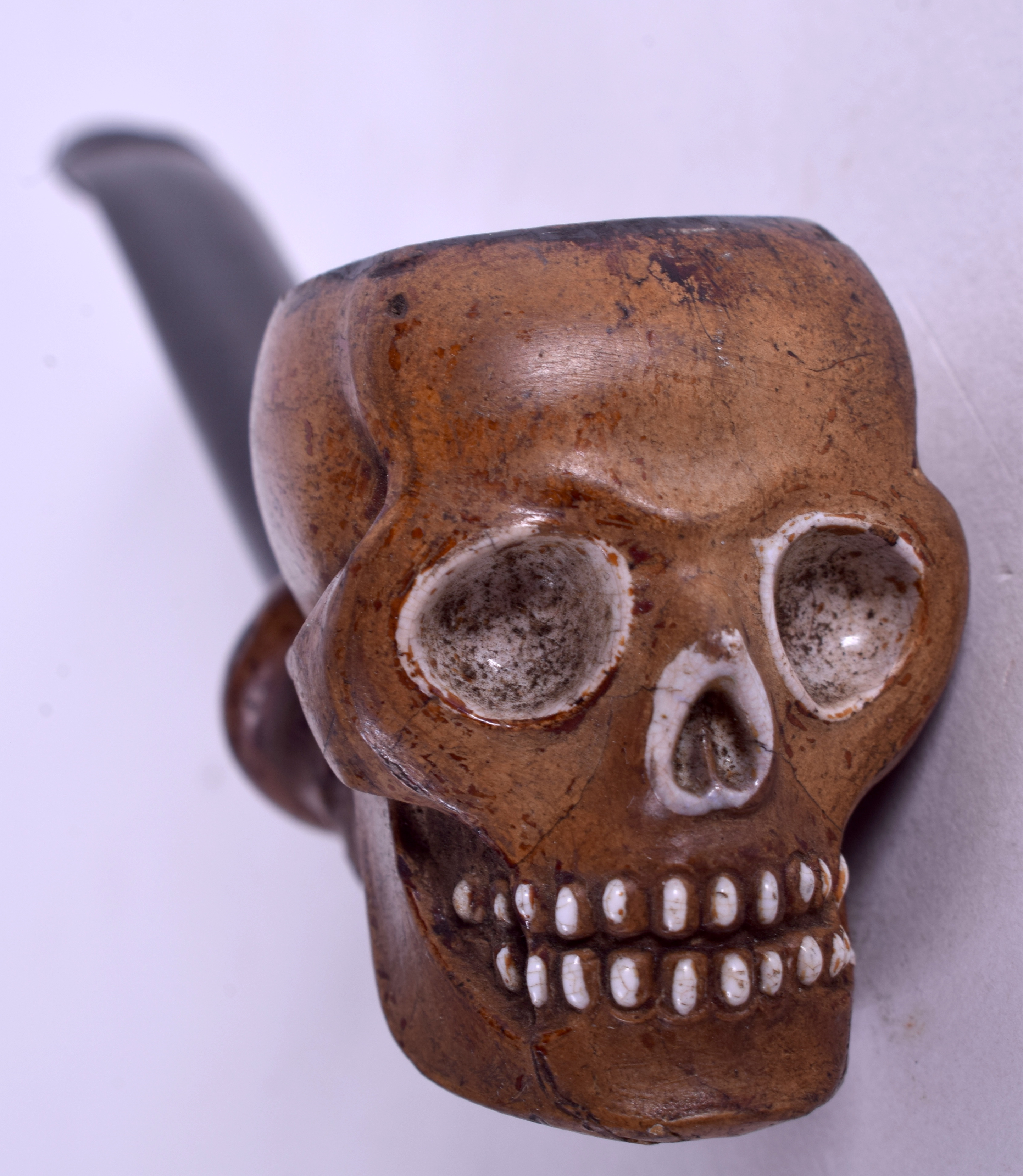 AN ANTIQUE CARVED MEERSCHAUM SKULL PIPE together with another similar. 11 cm & 16 cm long. (2) - Image 3 of 3