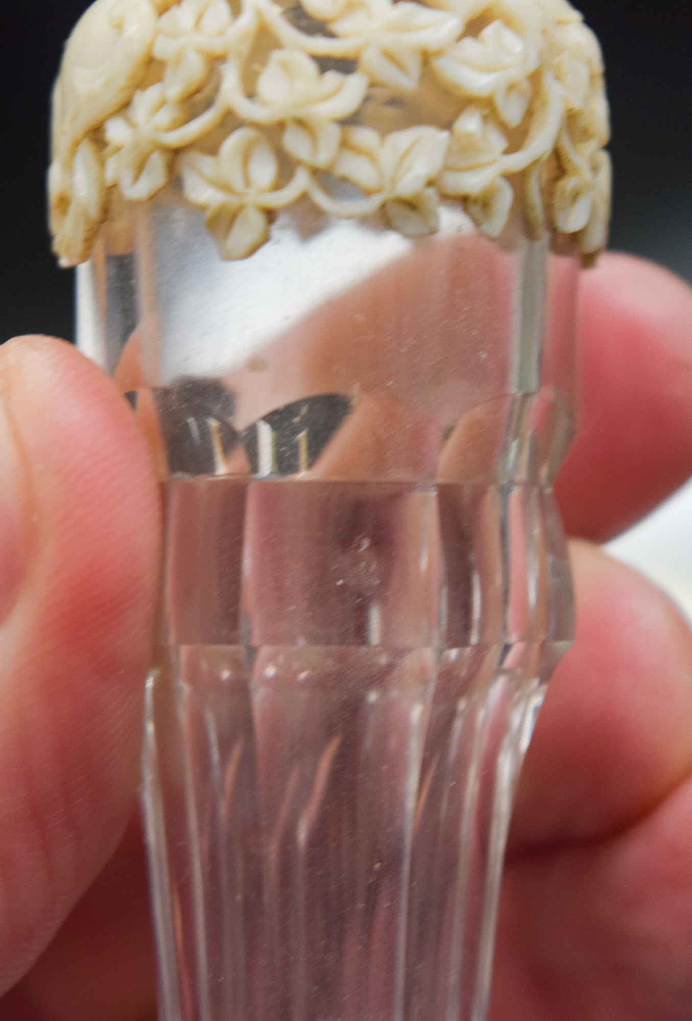 A RARE 19TH CENTURY CONTINENTAL DIEPPE IVORY AND GLASS SCENT BOTTLE overlaid with foliage. 11 cm hi - Image 7 of 9