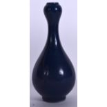 A CHINESE BLUE GLAZED PORCELAIN GARLIC NECK VASE, 20th century. 18 cm high.