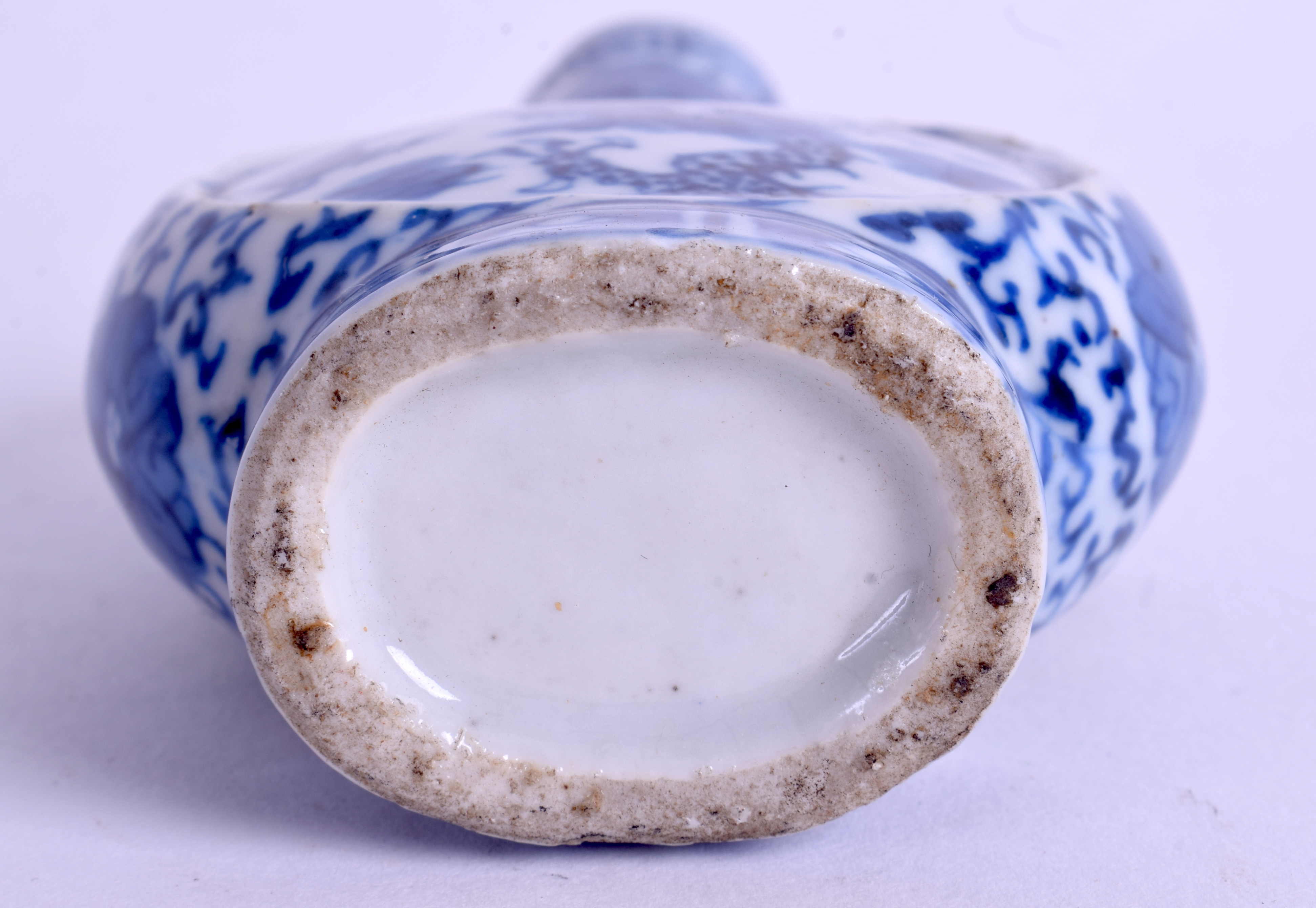 A SMALL 19TH CENTURY CHINESE BLUE AND WHITE MINIATURE MOON FLASK. 10 cm high. - Image 4 of 4