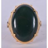 AN 18CT GOLD AND NEPHRITE JADE RING. 9.2 grams. Size R.