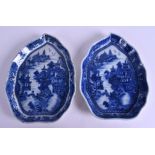 A RARE PAIR OF 18TH CENTURY CHINESE EXPORT BLUE AND WHITE DISHES Qianlong, in the form of leaves. 1