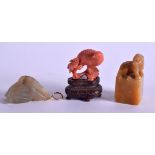 AN EARLY 20TH CENTURY CHINESE JADE MOUNTED FRUITING PENDANT together with a late Qing carved coral