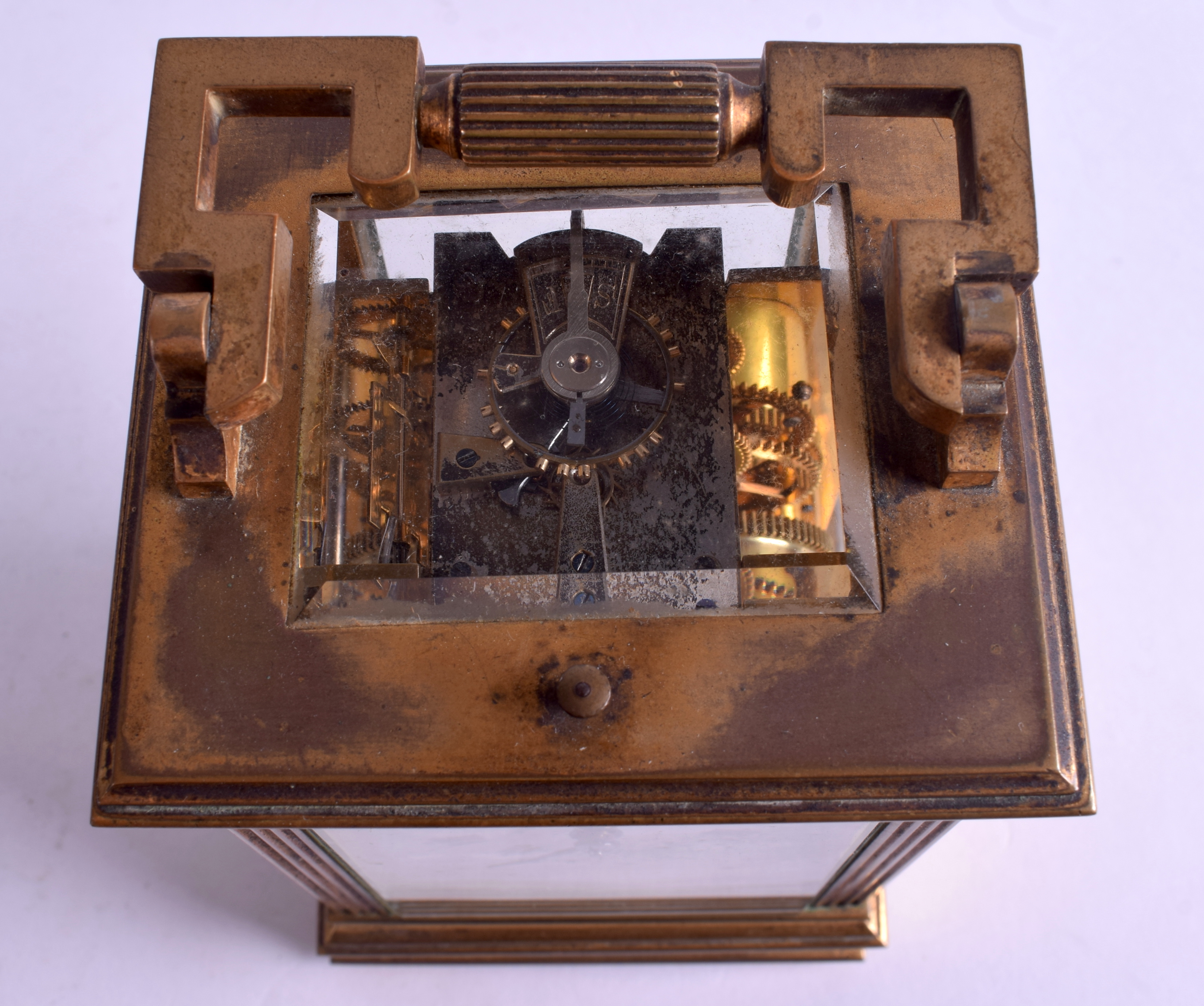 AN ANTIQUE FRENCH REPEATING BRASS CARRIAGE CLOCK. 17 cm high inc handle. - Image 4 of 4