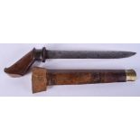 AN UNUSUAL ANTIQUE PISTOL DAGGER OR PUNCH DAGGER, formed with a wooden scabbard and brass tip. 35.5