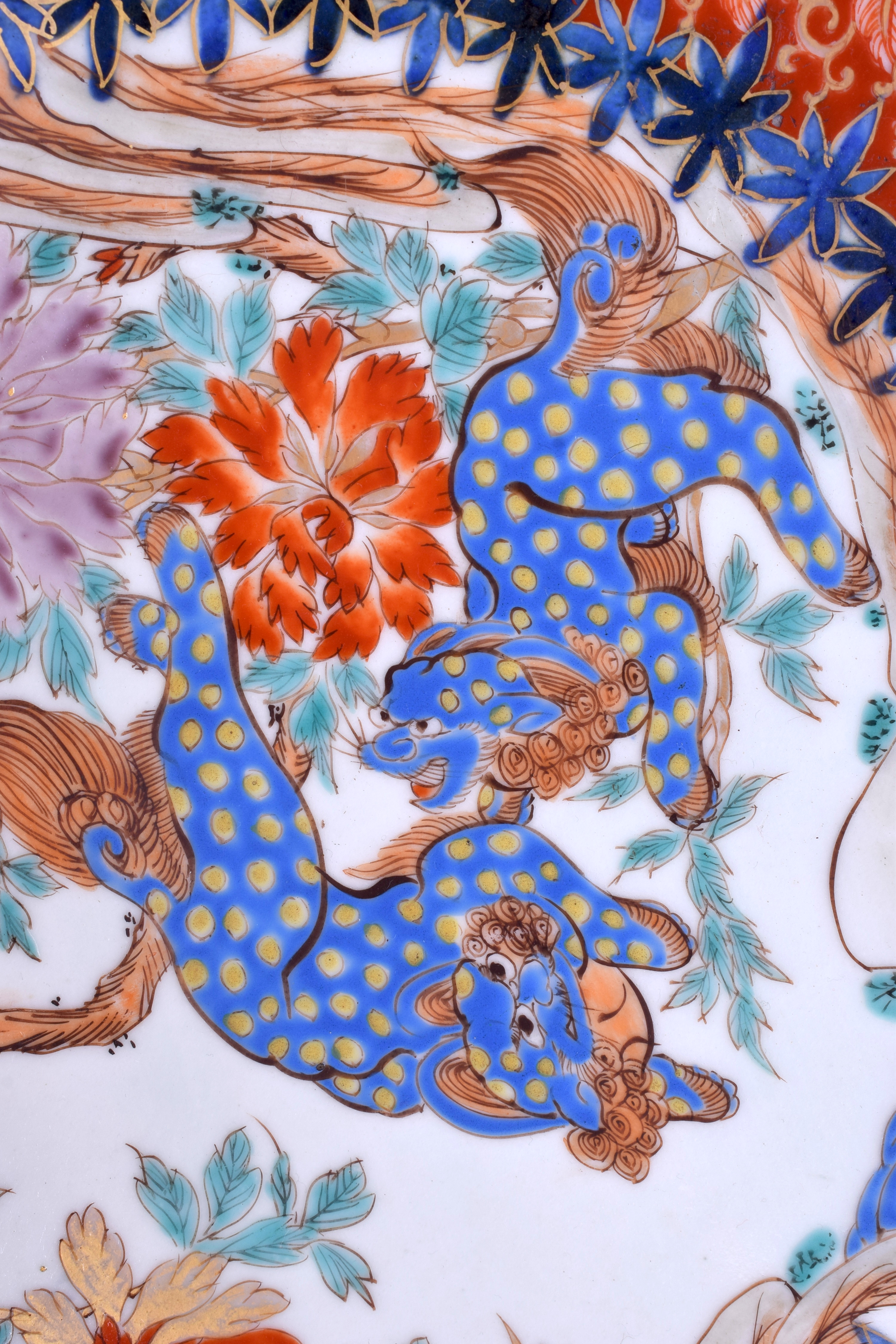 A VERY LARGE 19TH CENTURY JAPANESE MEIJI PERIOD IMARI CHARGER painted with Buddhistic lions. 50 cm - Image 2 of 4