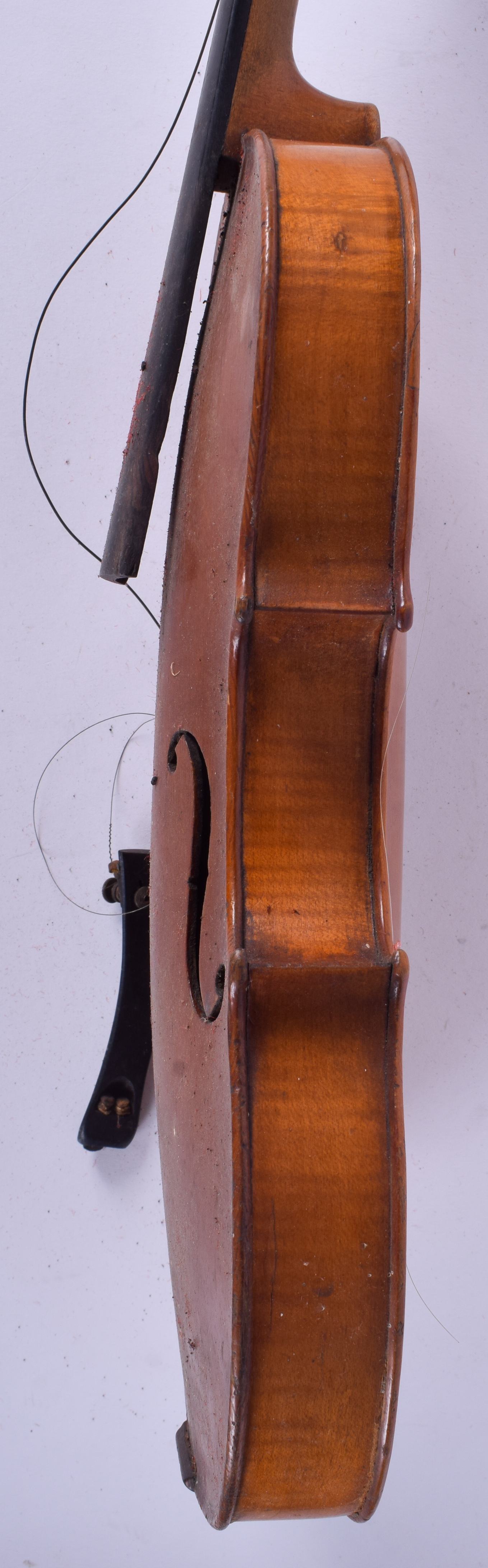 AN ANTIQUE EUROPEAN CASED VIOLIN within a very unusual saw tooth style leather case. 55 cm long. - Image 5 of 9