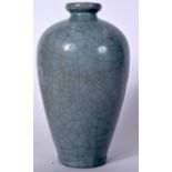 A CHINESE GE TYPE VASE, 20th century. 25 cm high.