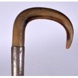 AN EARLY 20TH CENTURY RHINOCEROS HORN HANDLED WALKING STICK, formed with a silver collar. 86 cm lon