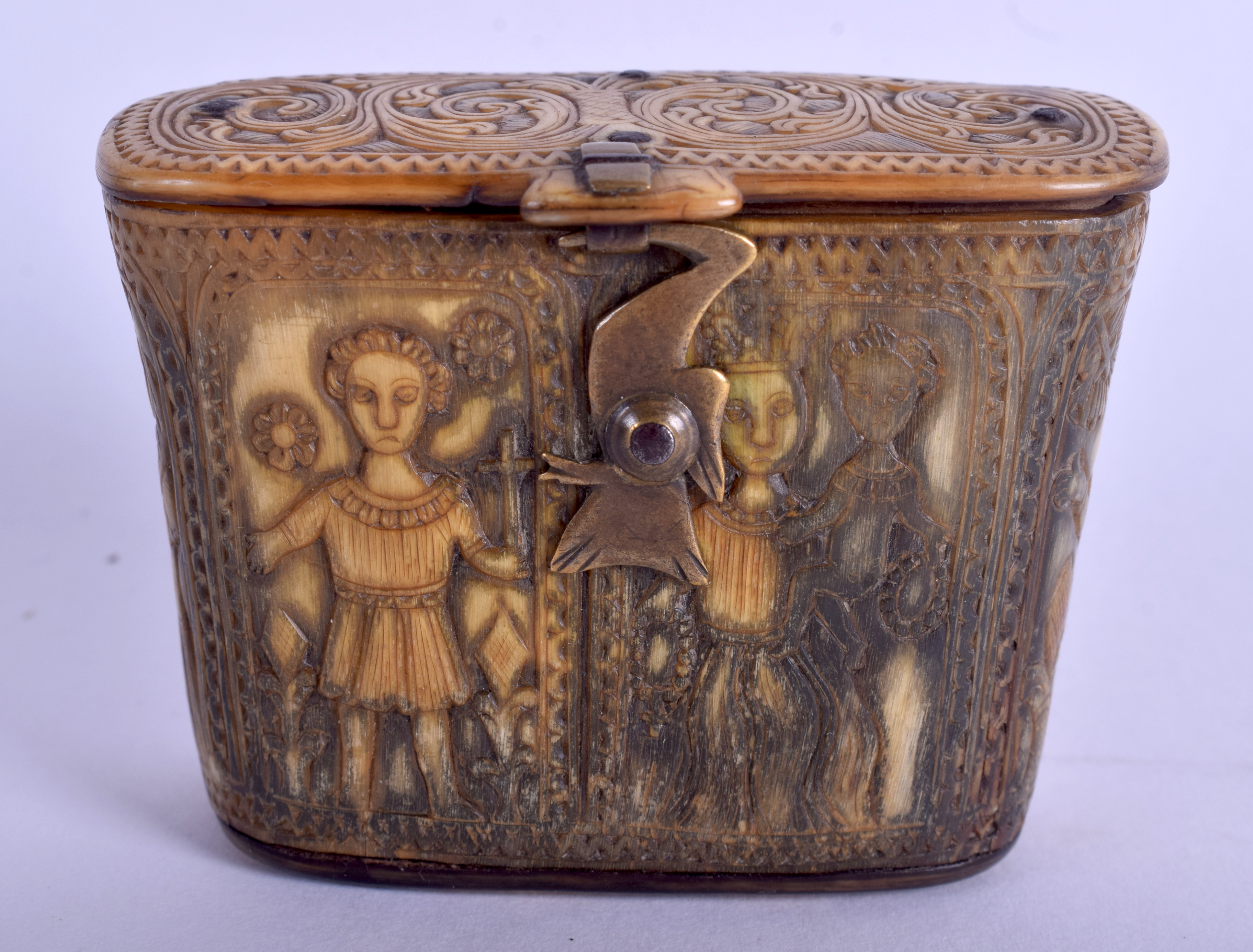 A GOOD 18TH CENTURY CARVED CONTINENTAL HORN SNUFF BOX decorated with figures and swirling motifs. 5