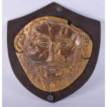 AN EARLY CONTINENTAL GILT COPPER BRASS ALLOY MASK HEAD possibly Antiquity. 18 cm x 16 cm.