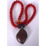 AN AGATE AND CORAL TYPE PORCELAIN TWIST NECKLACE, formed with leaf shaped pendant and spherical bea