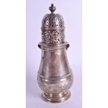 AN EDWARDIAN SILVER SUGAR CASTER. London 1902. 9.4 oz. 20.5 cm high.