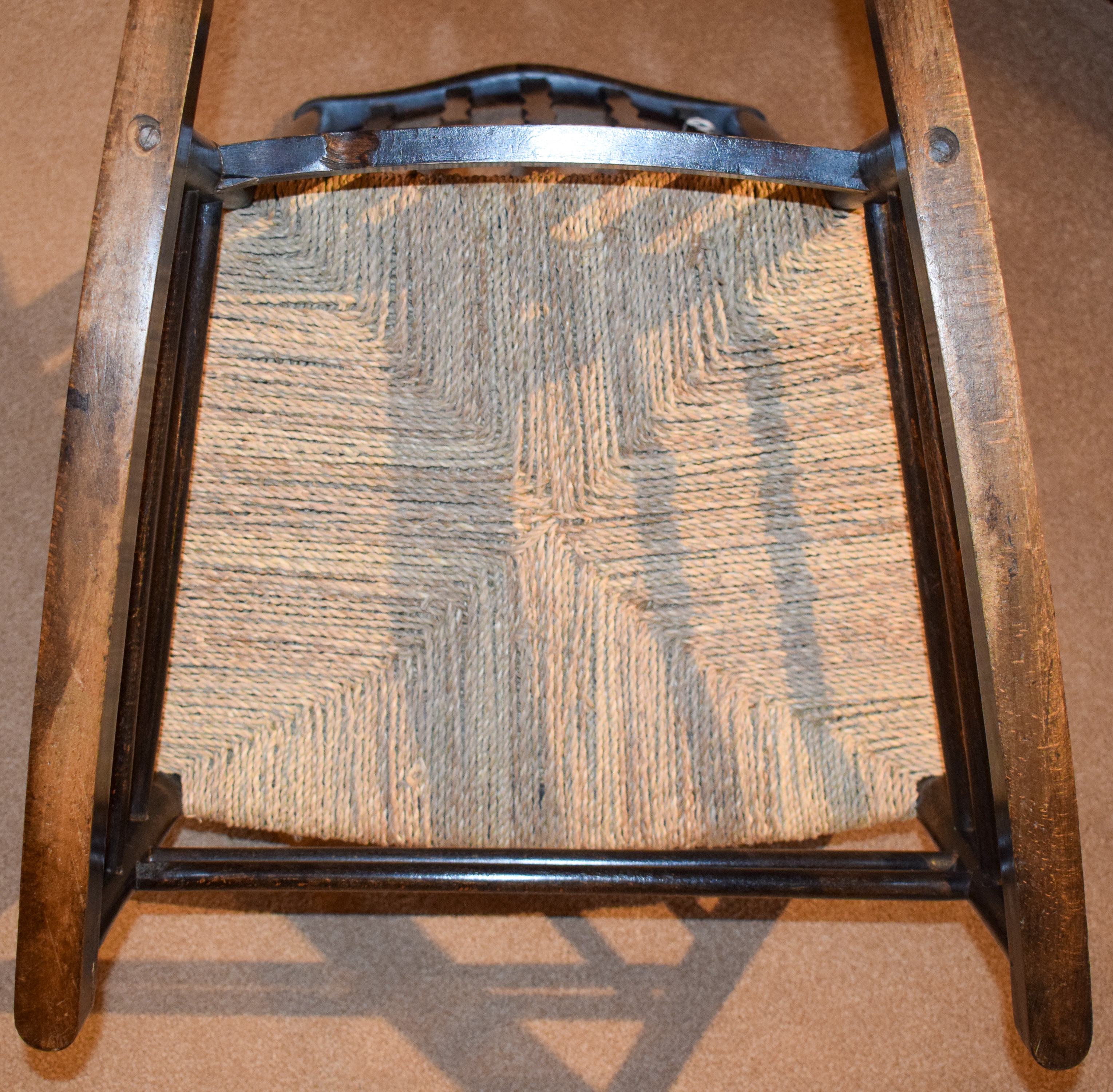 AN ANTIQUE OAK CHILDS ROCKING CHAIR, formed with thatched seat. 82 cm x 49 cm. - Image 4 of 10