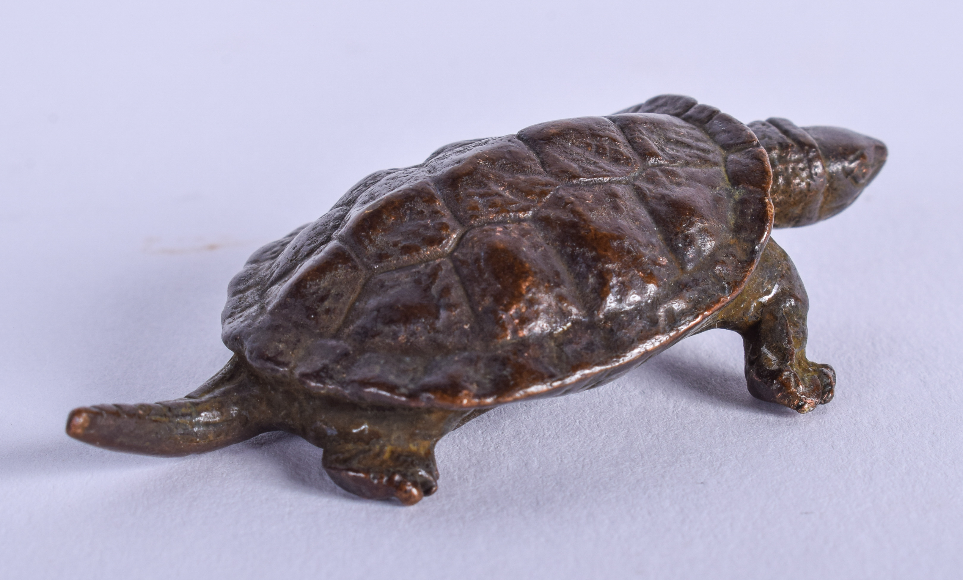 A JAPANESE BRONZE TORTOISE OKIMONO. 4.25 cm wide. - Bild 2 aus 3