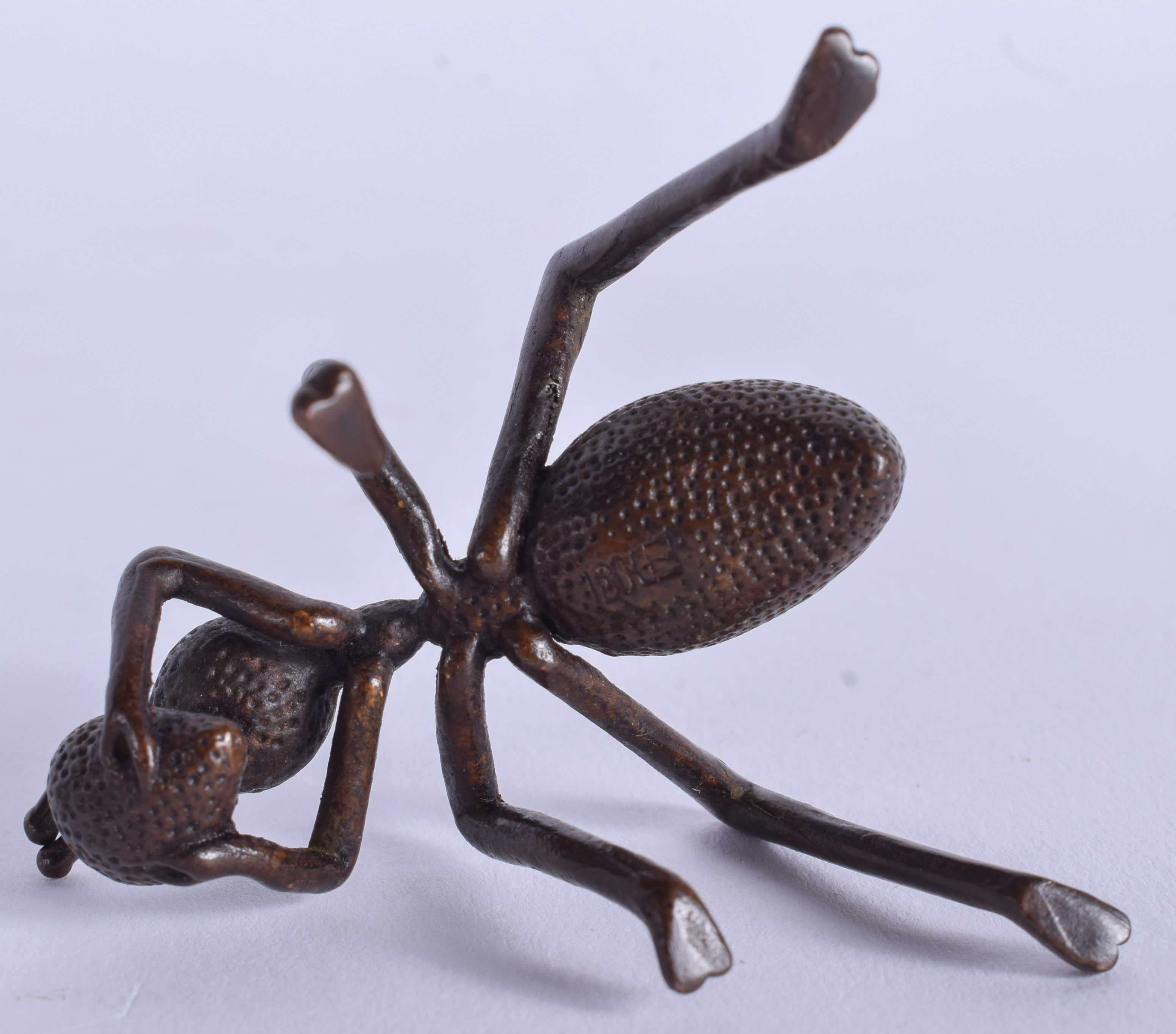 A JAPANESE BRONZE OKIMONO modelled as an ant. 6 cm wide. - Bild 3 aus 3