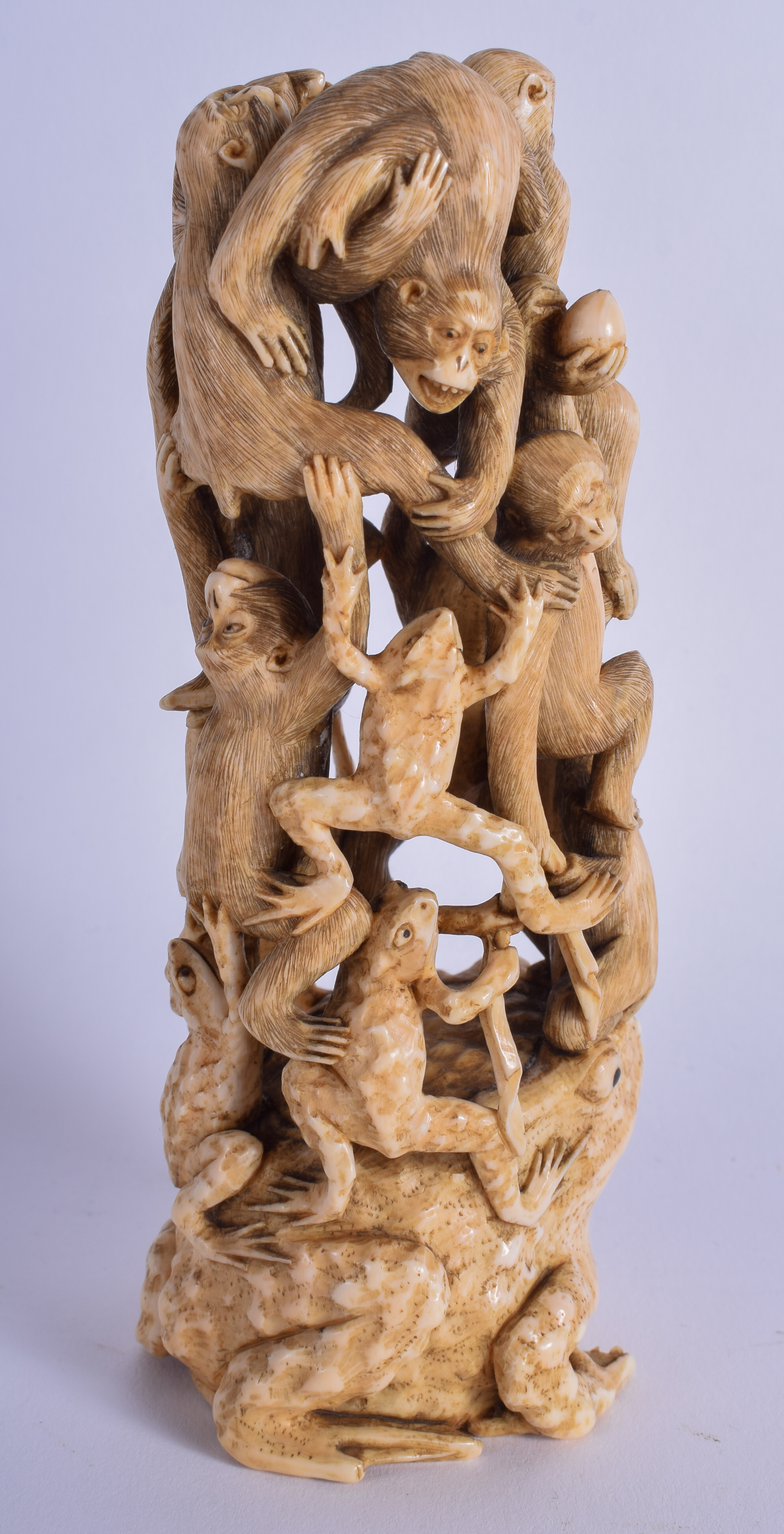 A 19TH CENTURY JAPANESE MEIJI PERIOD CARVED IVORY OKIMONO modelled with numerous monkeys clambering - Bild 3 aus 4