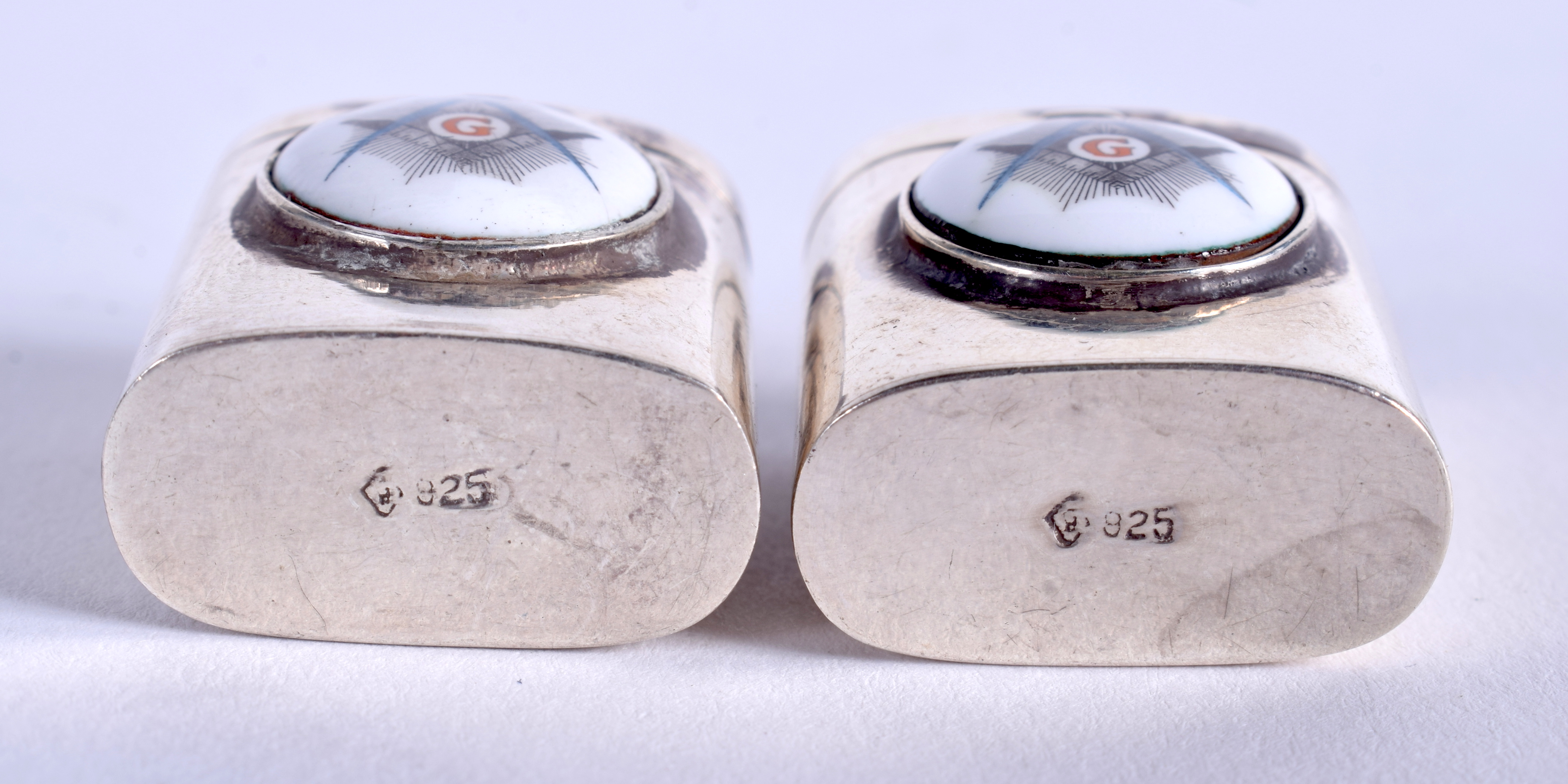 A PAIR OF SILVER MASONIC CONDIMENTS. 2.5 cm high. (2) - Bild 3 aus 3