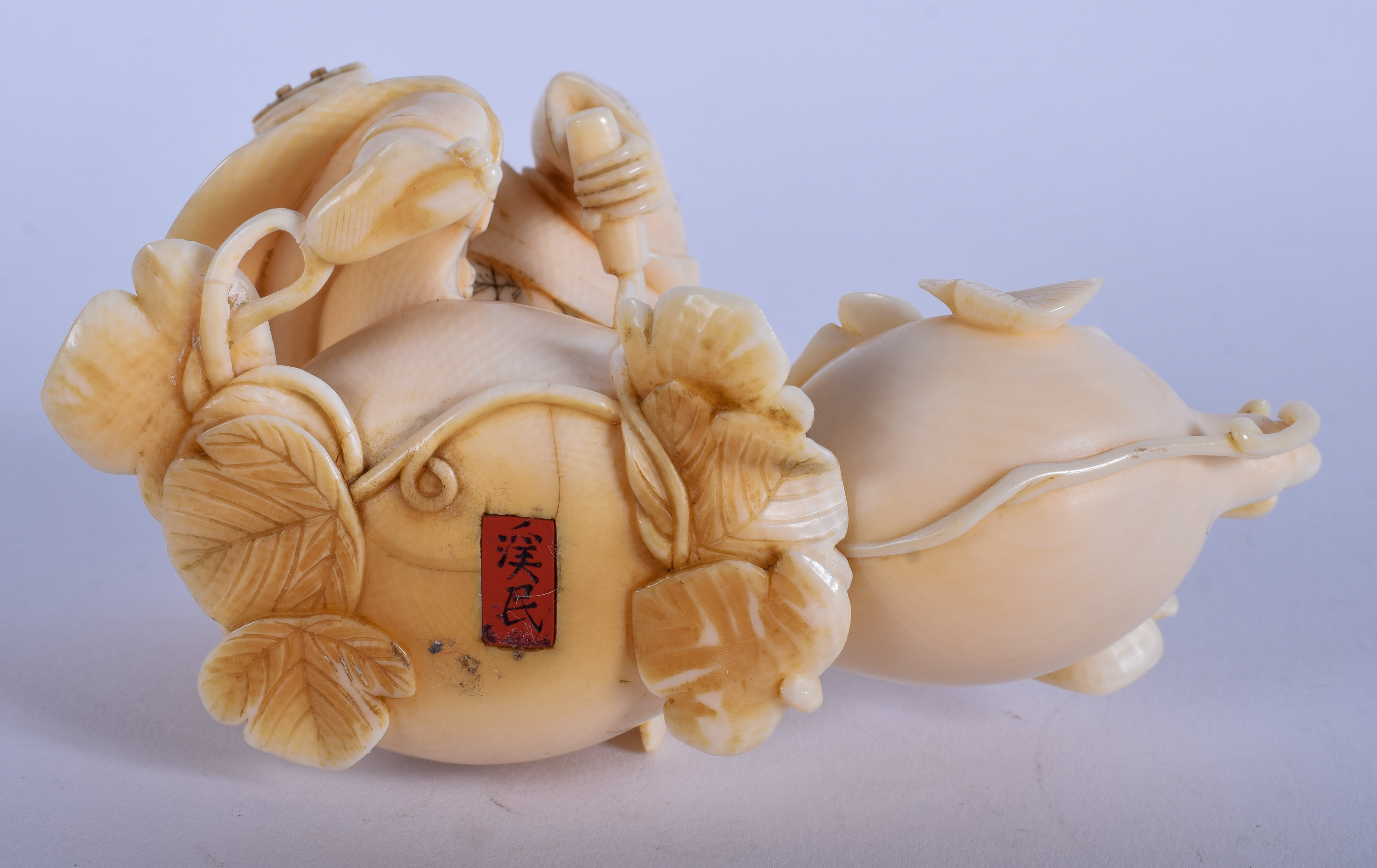 A 19TH CENTURY JAPANESE MEIJI PERIOD CARVED IVORY OKIMONO modelled as a vegetable chopper. 11 cm x - Bild 4 aus 4