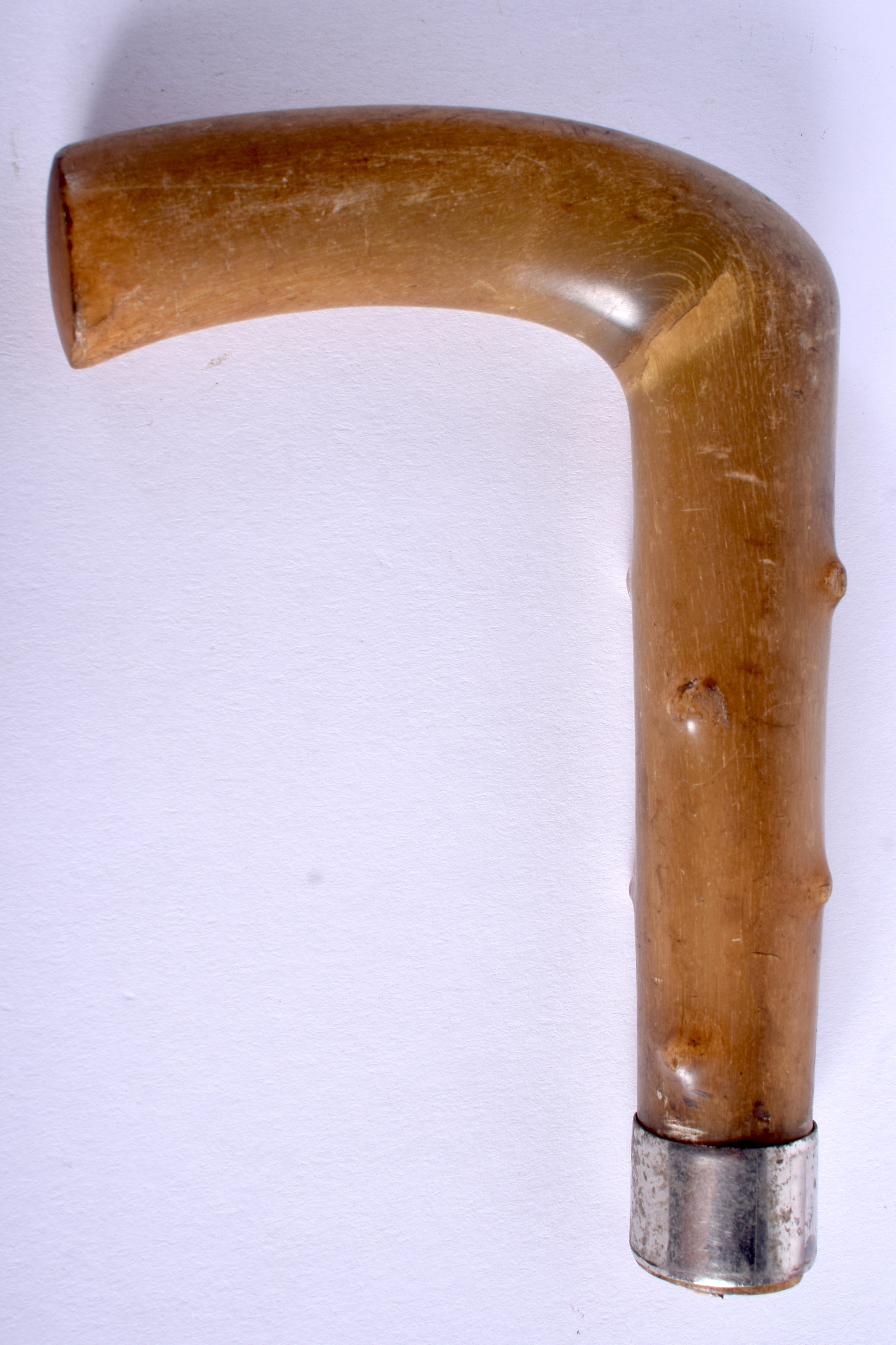 A 19TH CENTURY RHINOCEROS HORN WALKING CANE HANDLE. 9 cm x 13 cm.