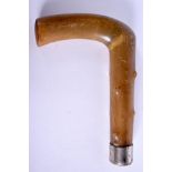 A 19TH CENTURY RHINOCEROS HORN WALKING CANE HANDLE. 9 cm x 13 cm.