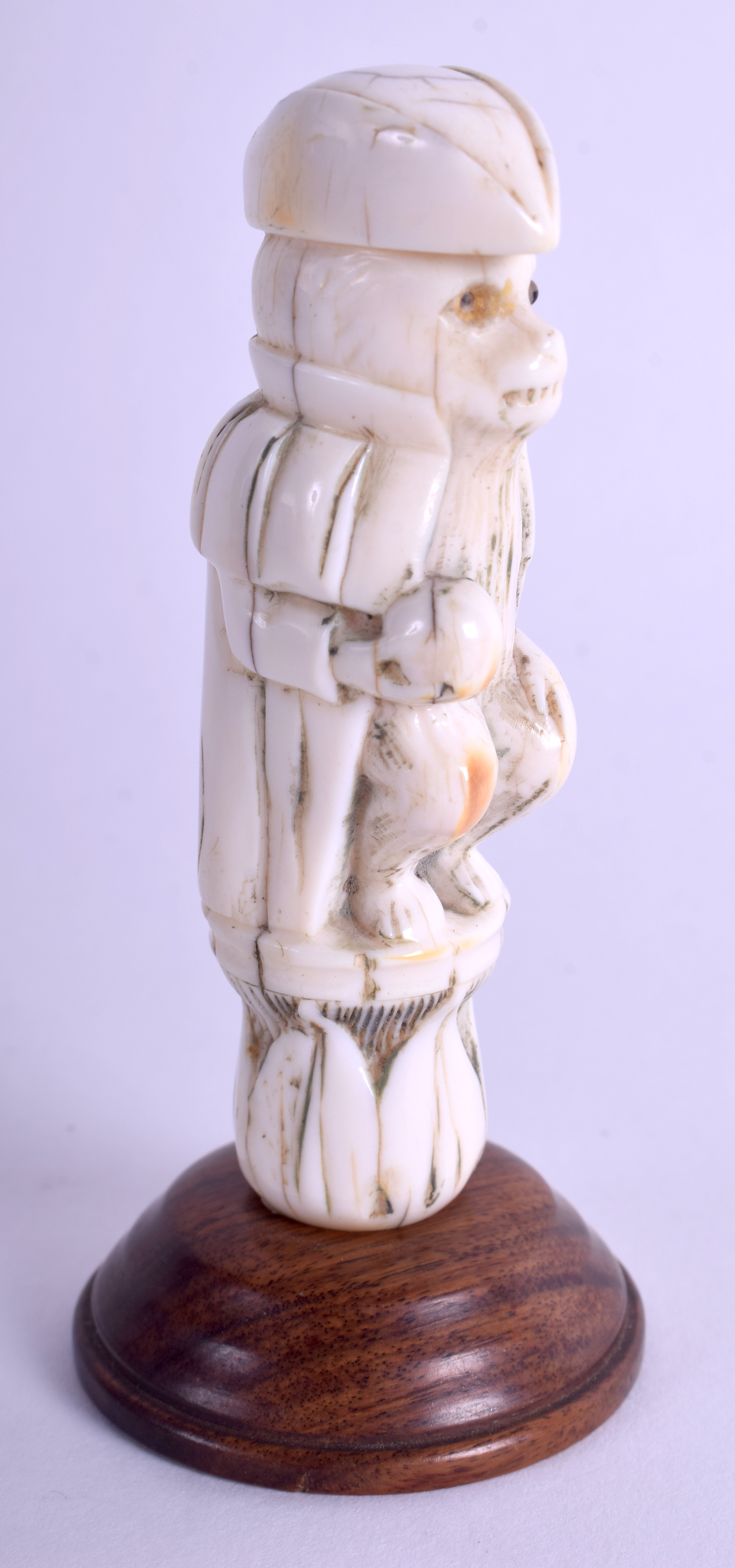 AN 18TH CENTURY CARVED CONTINENTAL IVORY FIGURE OF A MONKEY in the form of a naval officer. Ivory 7 - Image 2 of 3