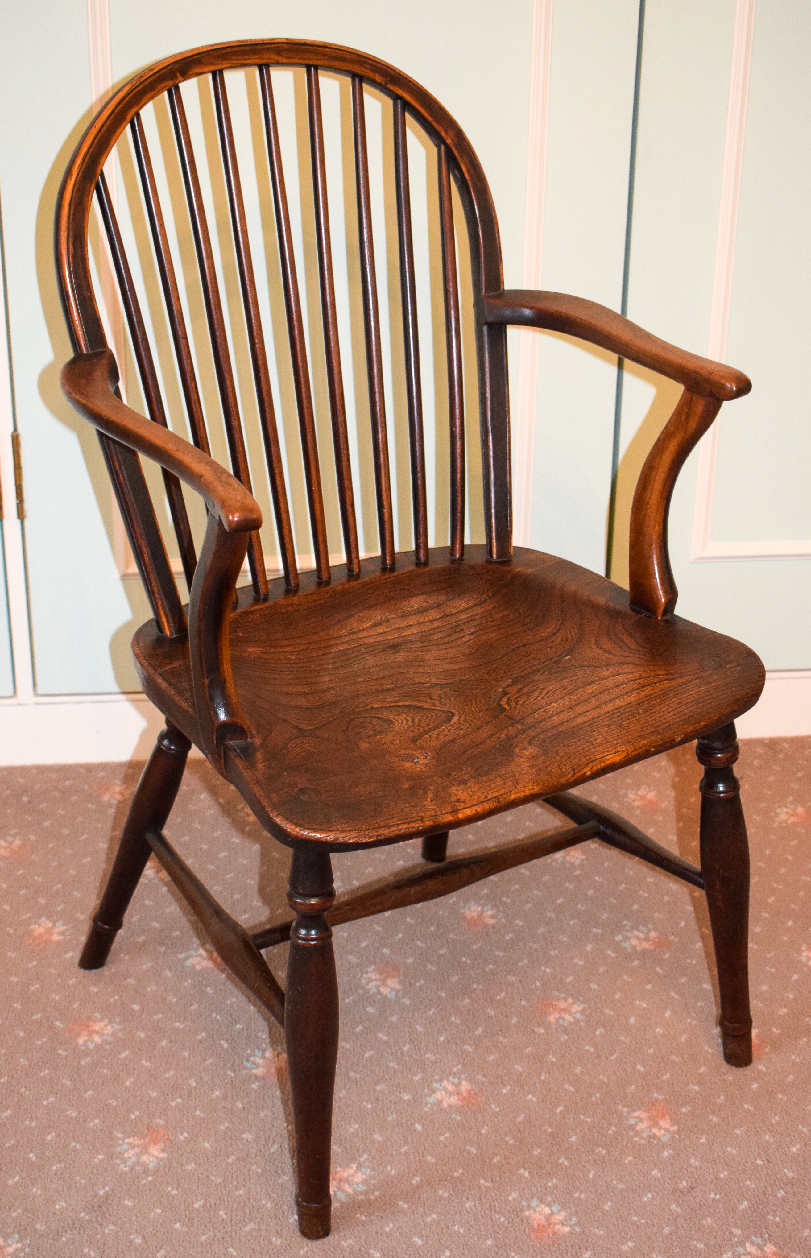 AN ANTIQUE WINDSOR CHAIR, possibly elm. 91 cm x 54 cm.