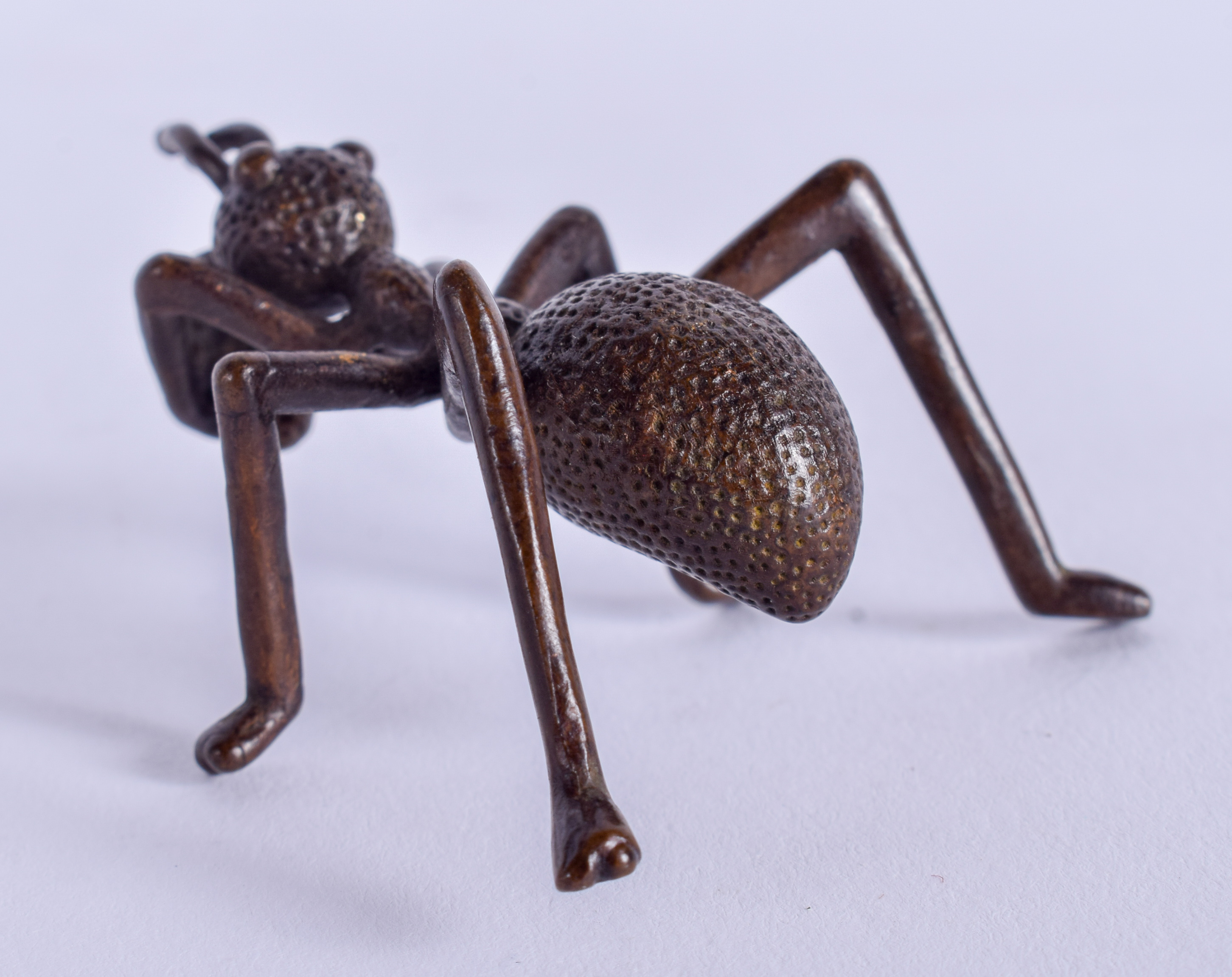 A JAPANESE BRONZE OKIMONO modelled as an ant. 6 cm wide. - Bild 2 aus 3