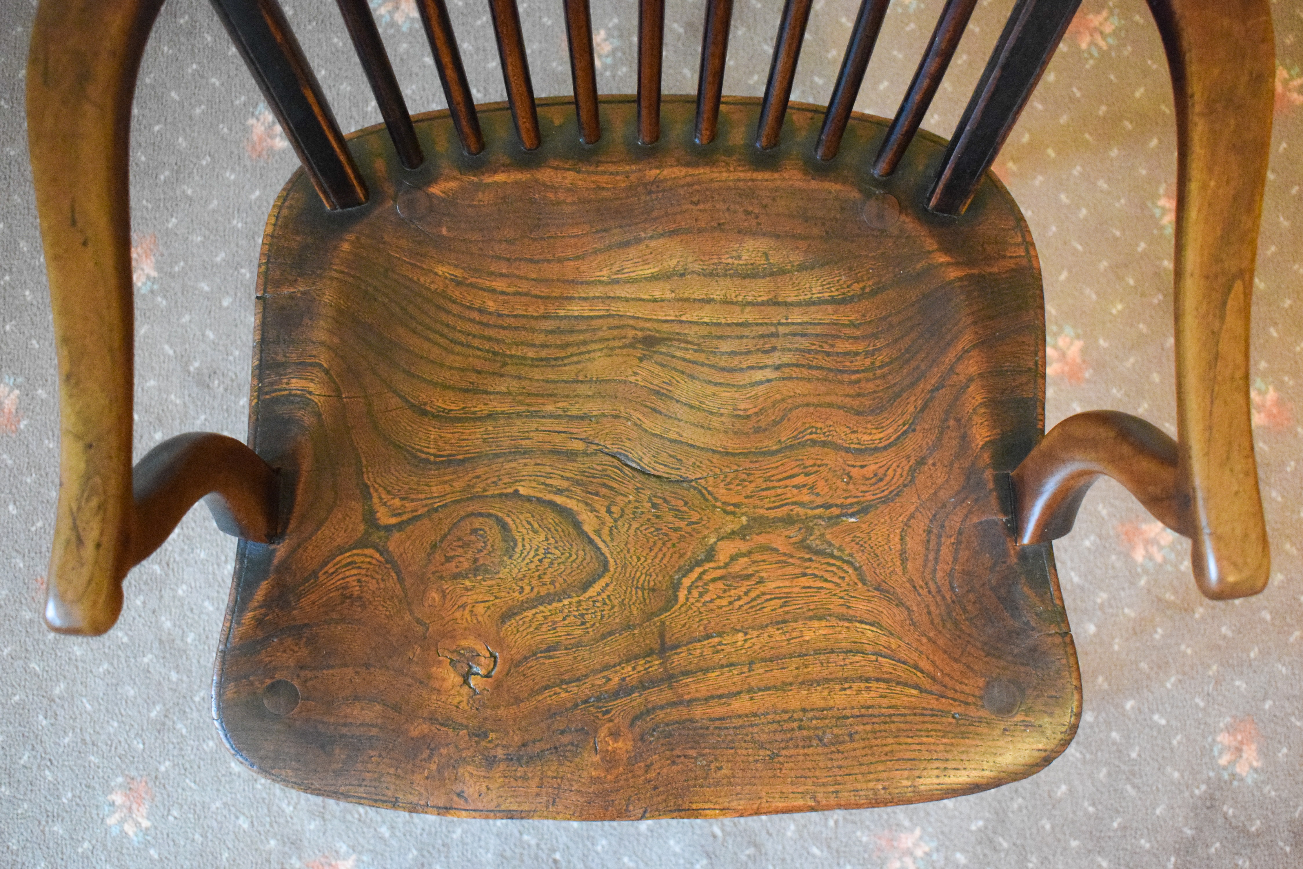 AN ANTIQUE WINDSOR CHAIR, possibly elm. 91 cm x 54 cm. - Image 3 of 4
