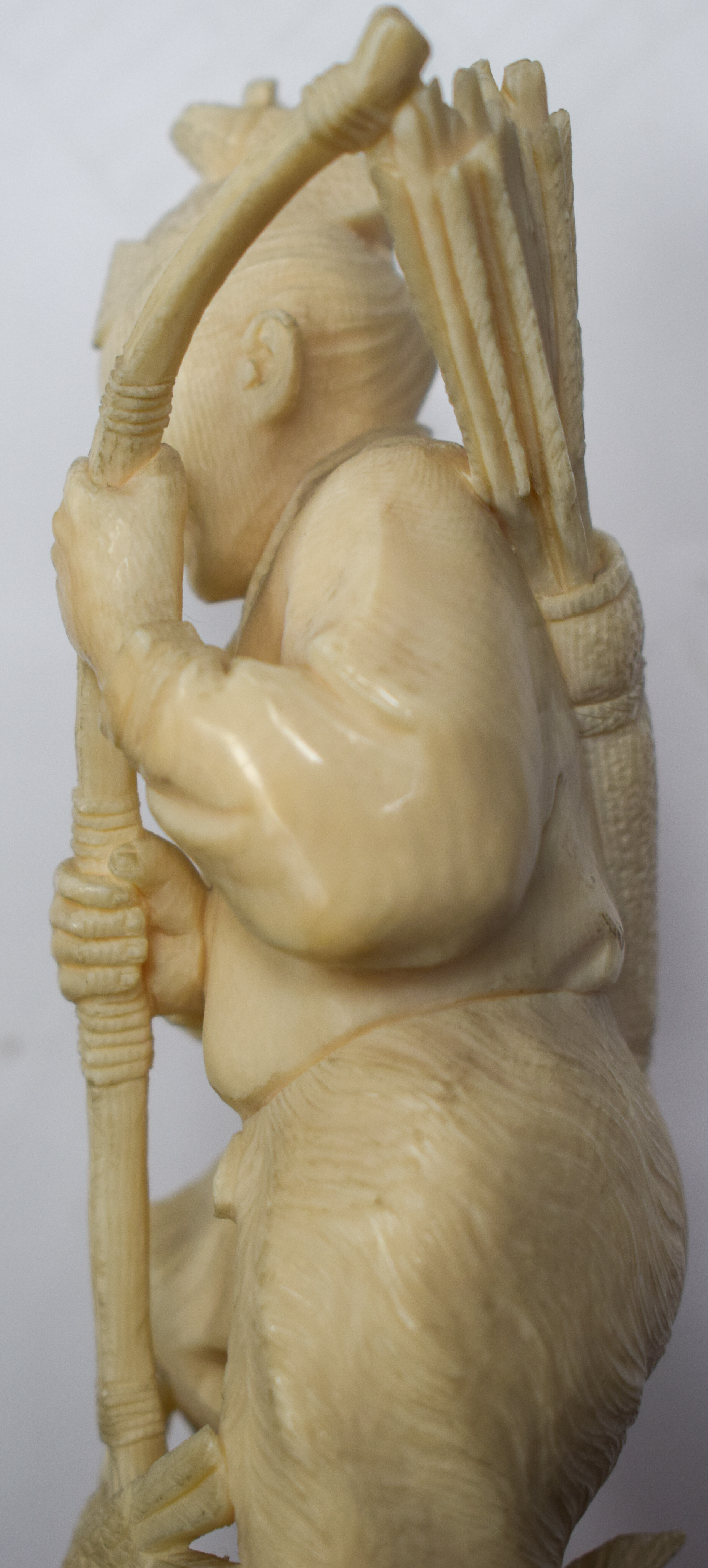 A 19TH CENTURY JAPANESE MEIJI PERIOD CARVED IVORY OKIMONO modelled as an archer beside a bird. 18 c - Bild 7 aus 14