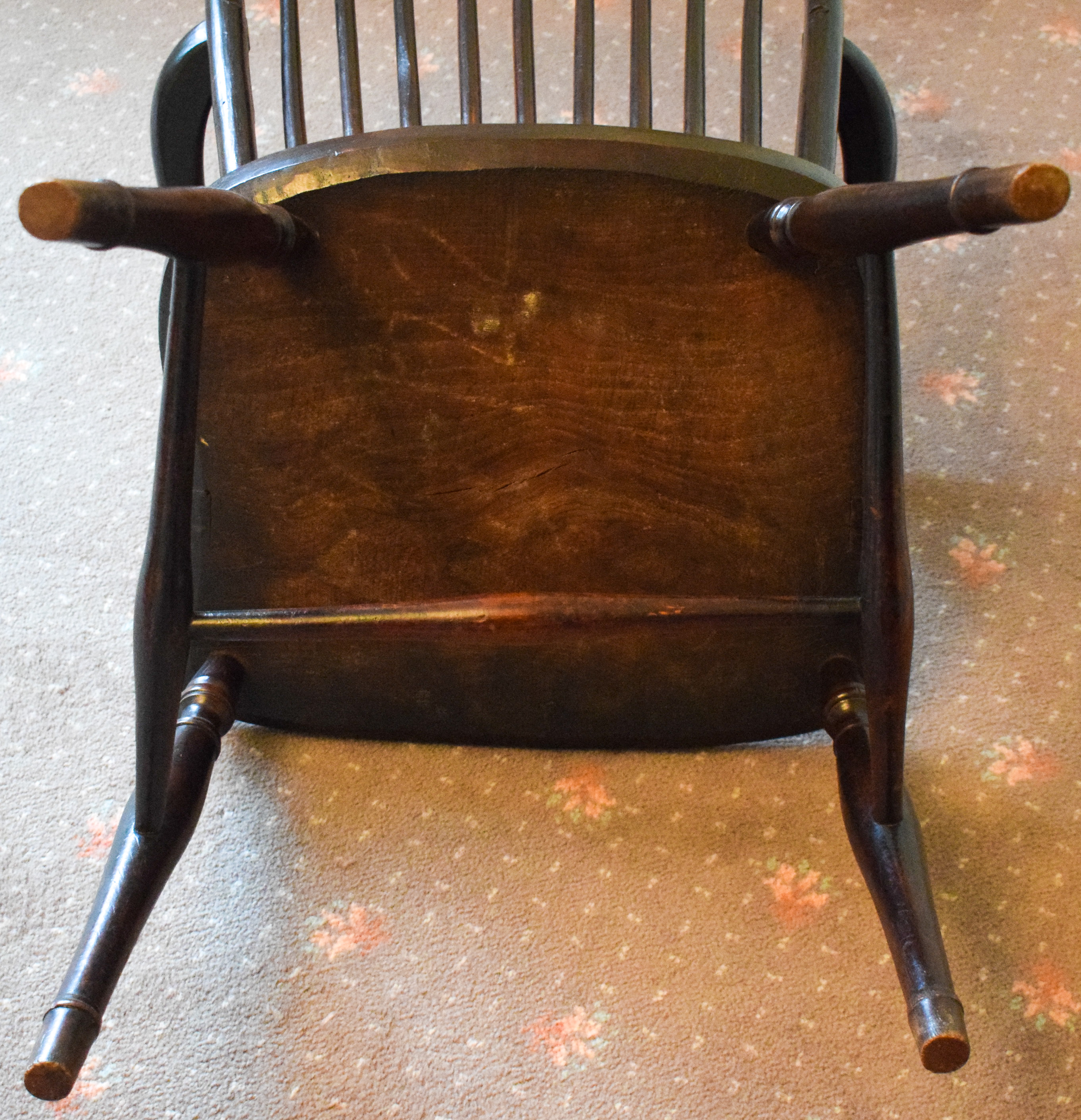 AN ANTIQUE WINDSOR CHAIR, possibly elm. 91 cm x 54 cm. - Image 4 of 4