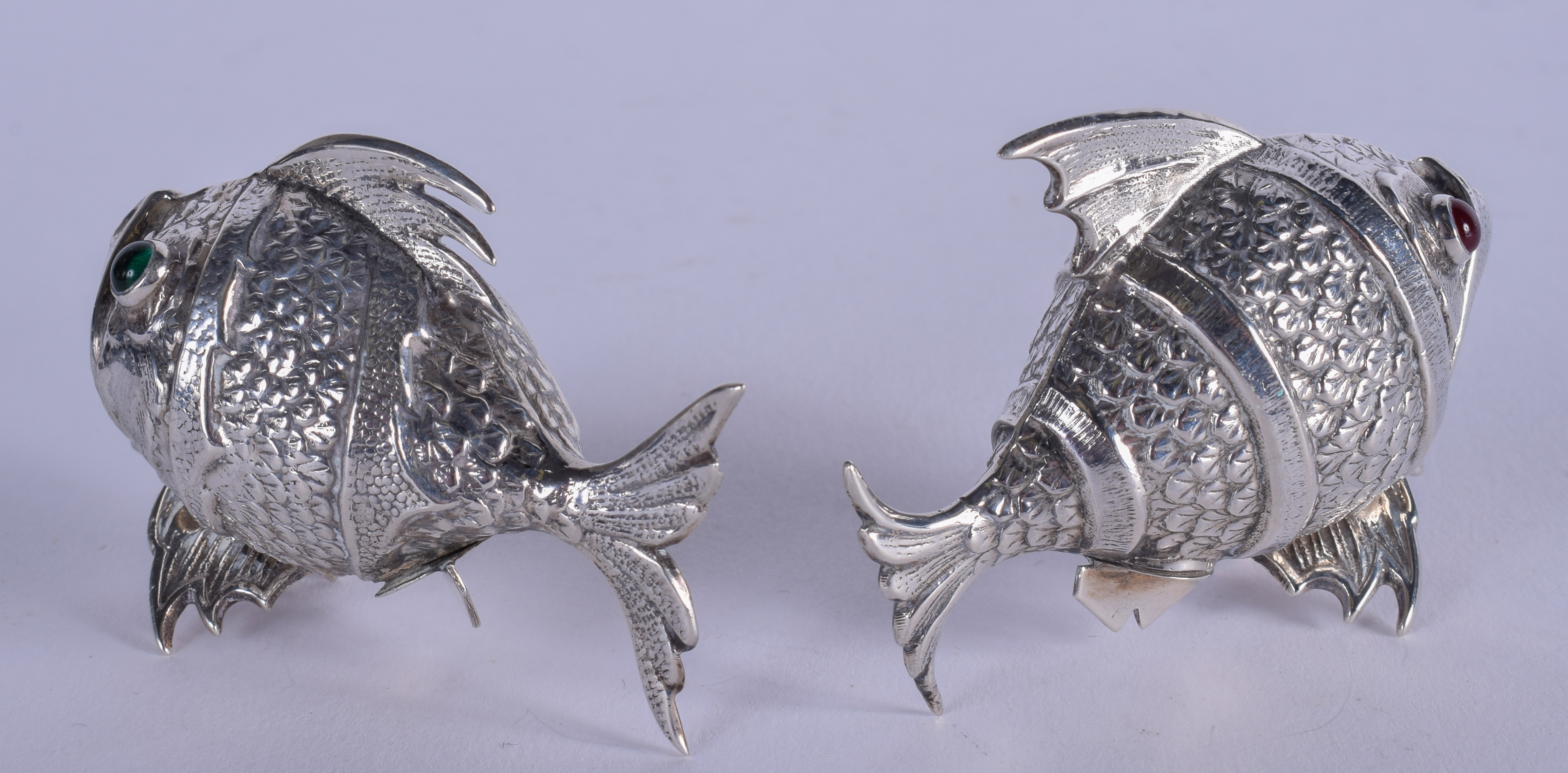A PAIR OF 1950S SPANISH GEM SET SILVER CONDIMENTS in the form of fish. 5.75 cm wide. - Bild 2 aus 3