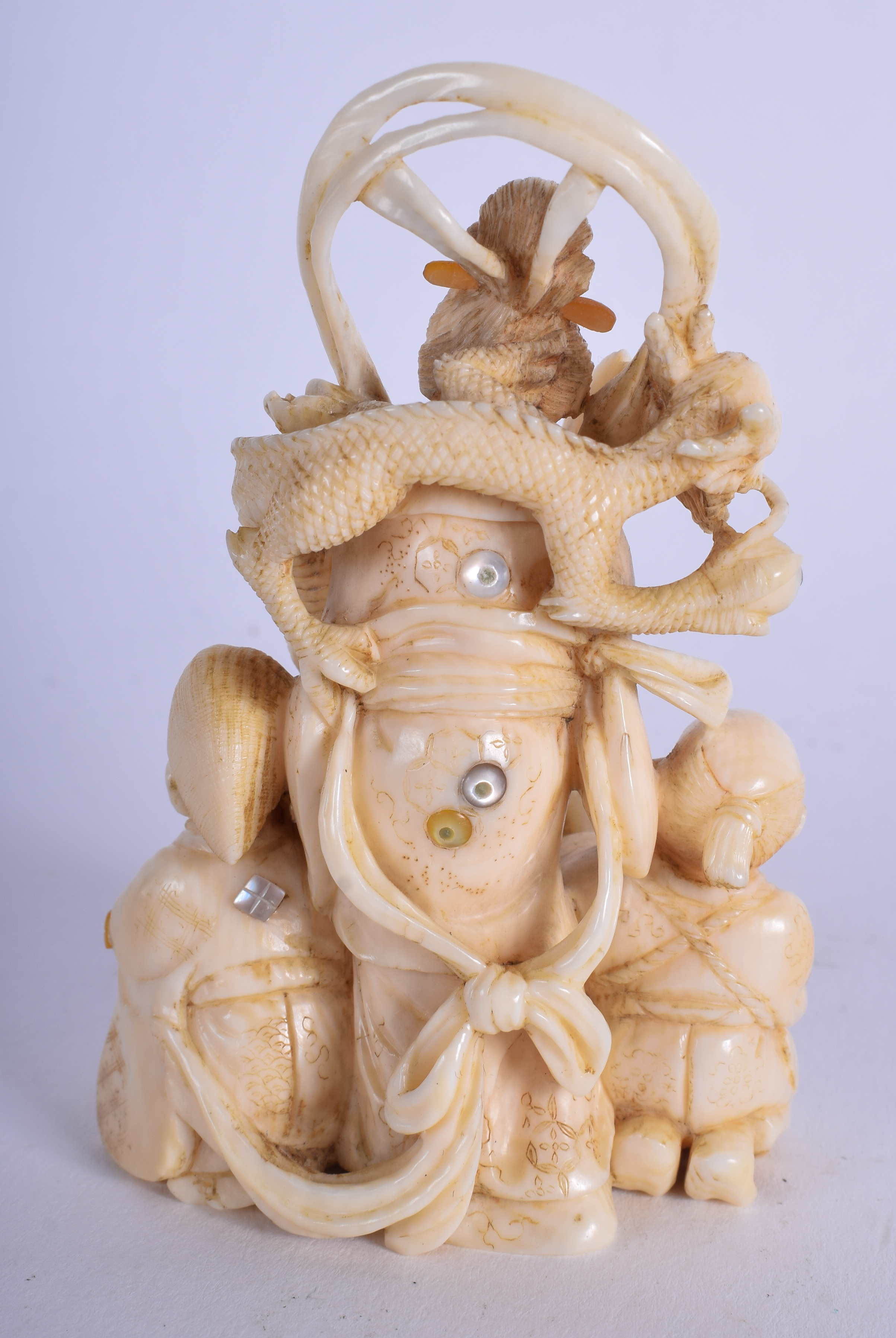 A 19TH CENTURY JAPANESE MEIJI PERIOD CARVED IVORY OKIMONO modelled as three scholars. 9 cm high. - Bild 2 aus 3