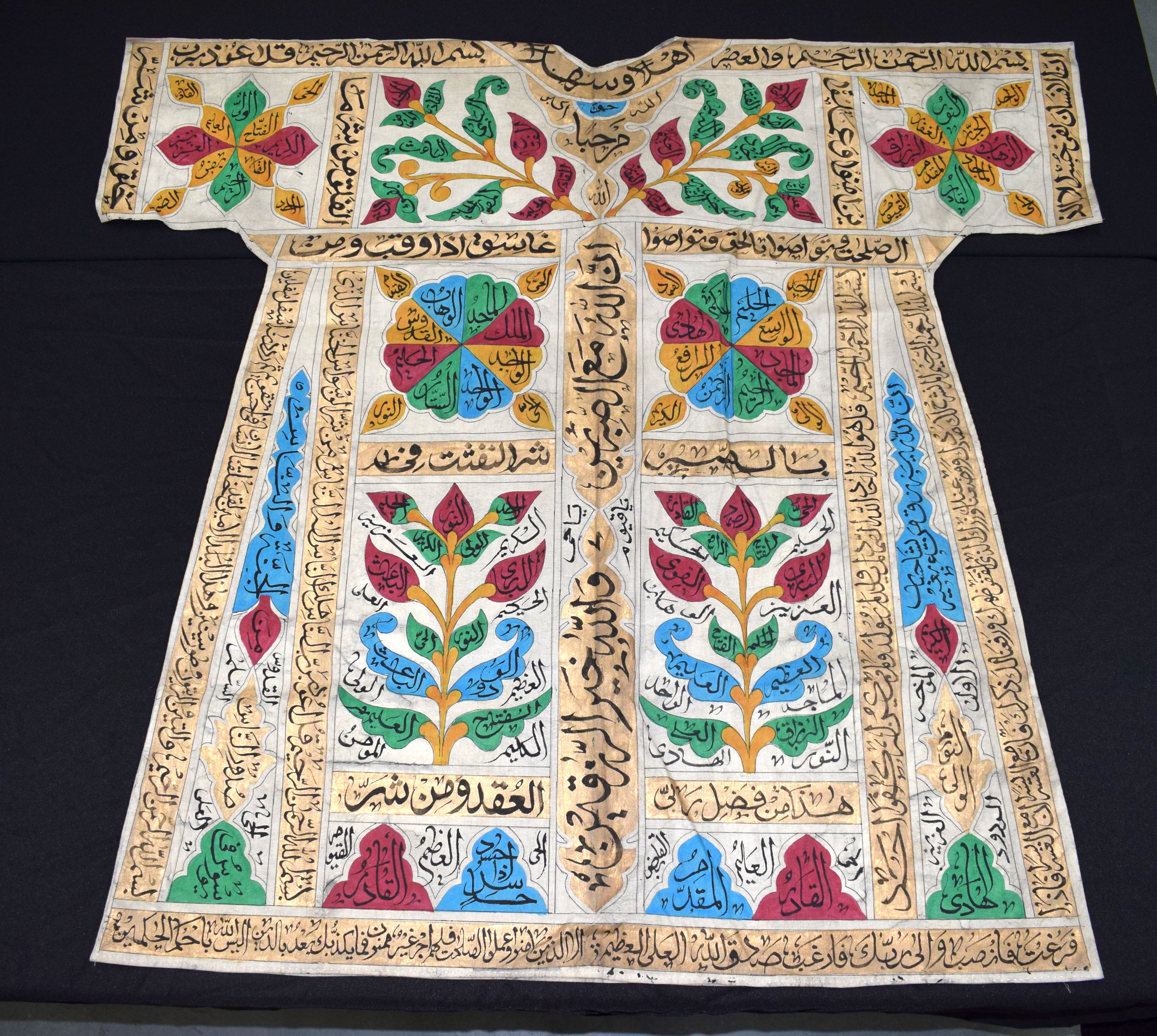 AN UNUSUAL VINTAGE OTTOMAN MIDDLE EASTERN CALLIGRAPHY SHIRT painted with scripture. - Bild 6 aus 8