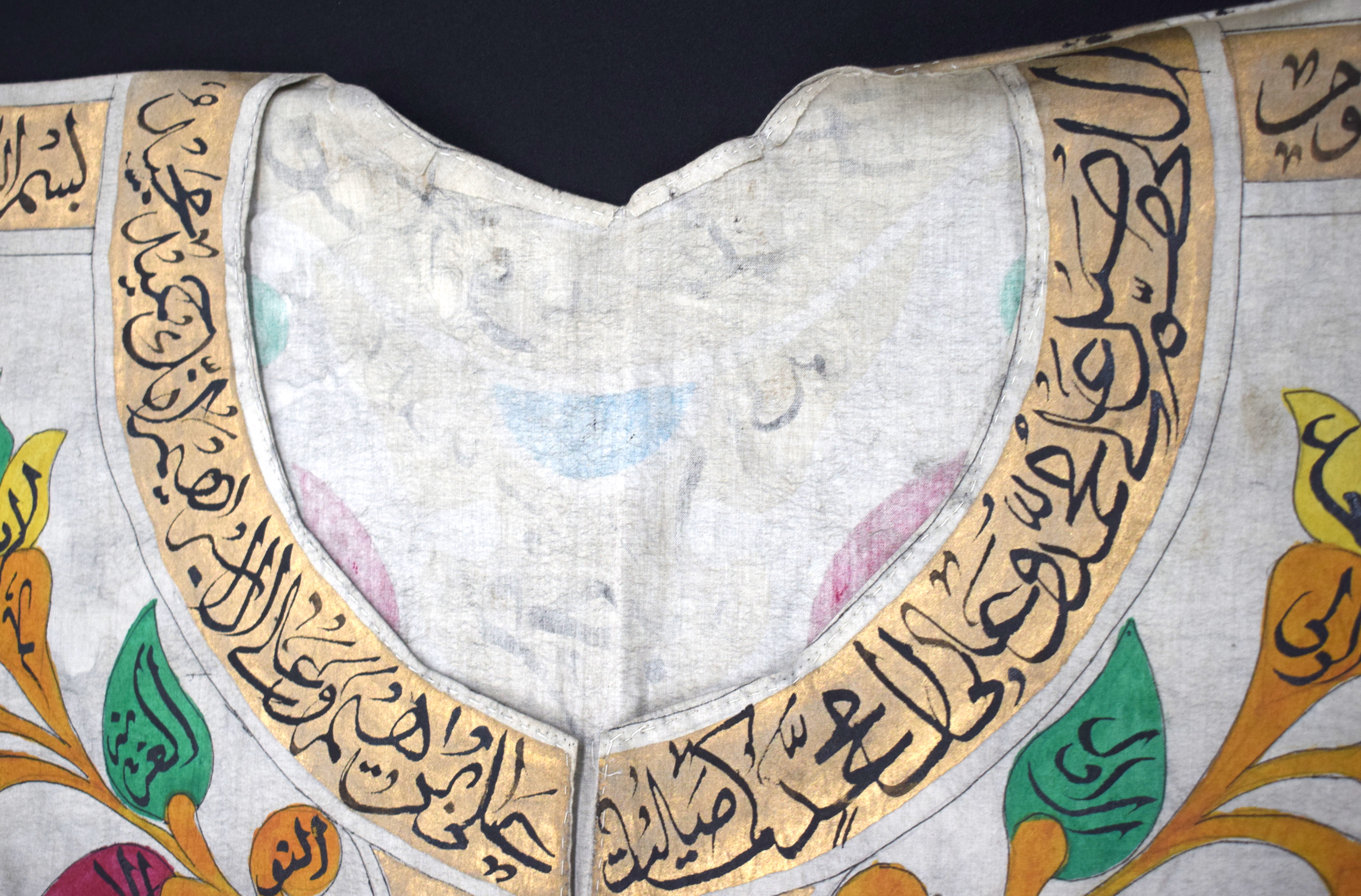 AN UNUSUAL VINTAGE OTTOMAN MIDDLE EASTERN CALLIGRAPHY SHIRT painted with scripture. - Bild 5 aus 8