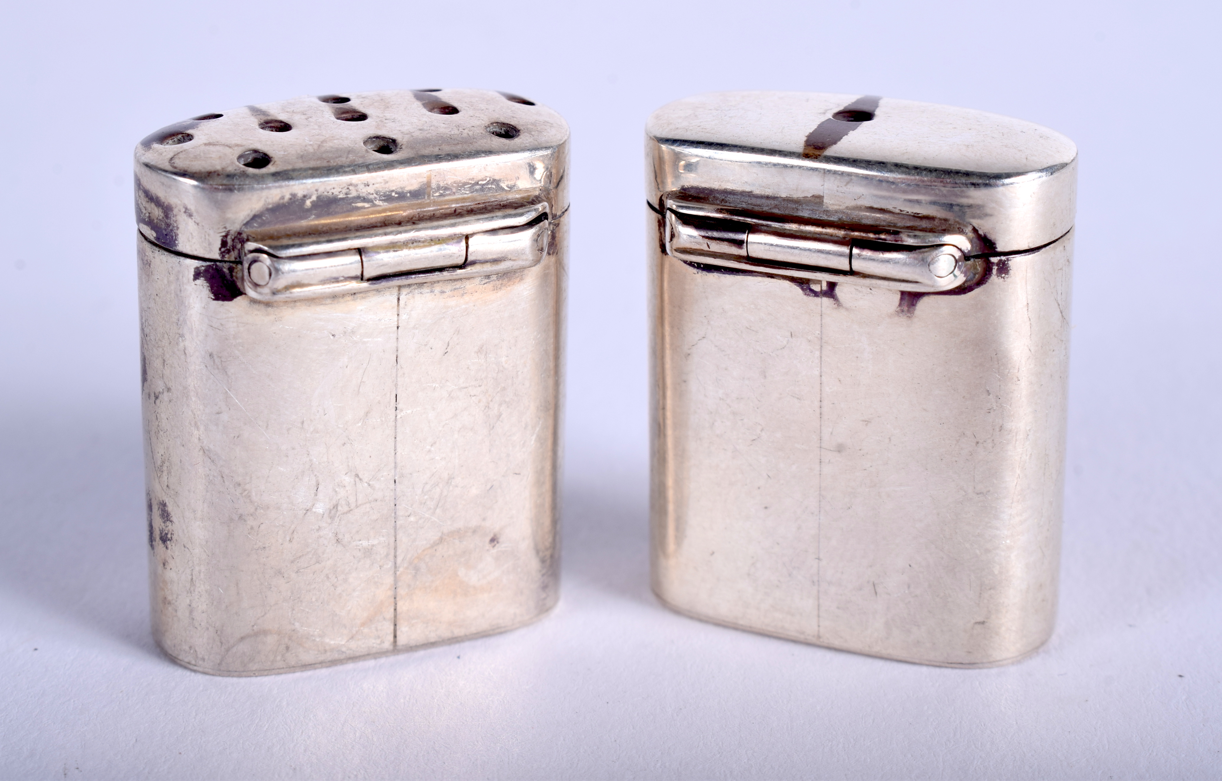 A PAIR OF SILVER MASONIC CONDIMENTS. 2.5 cm high. (2) - Bild 2 aus 3