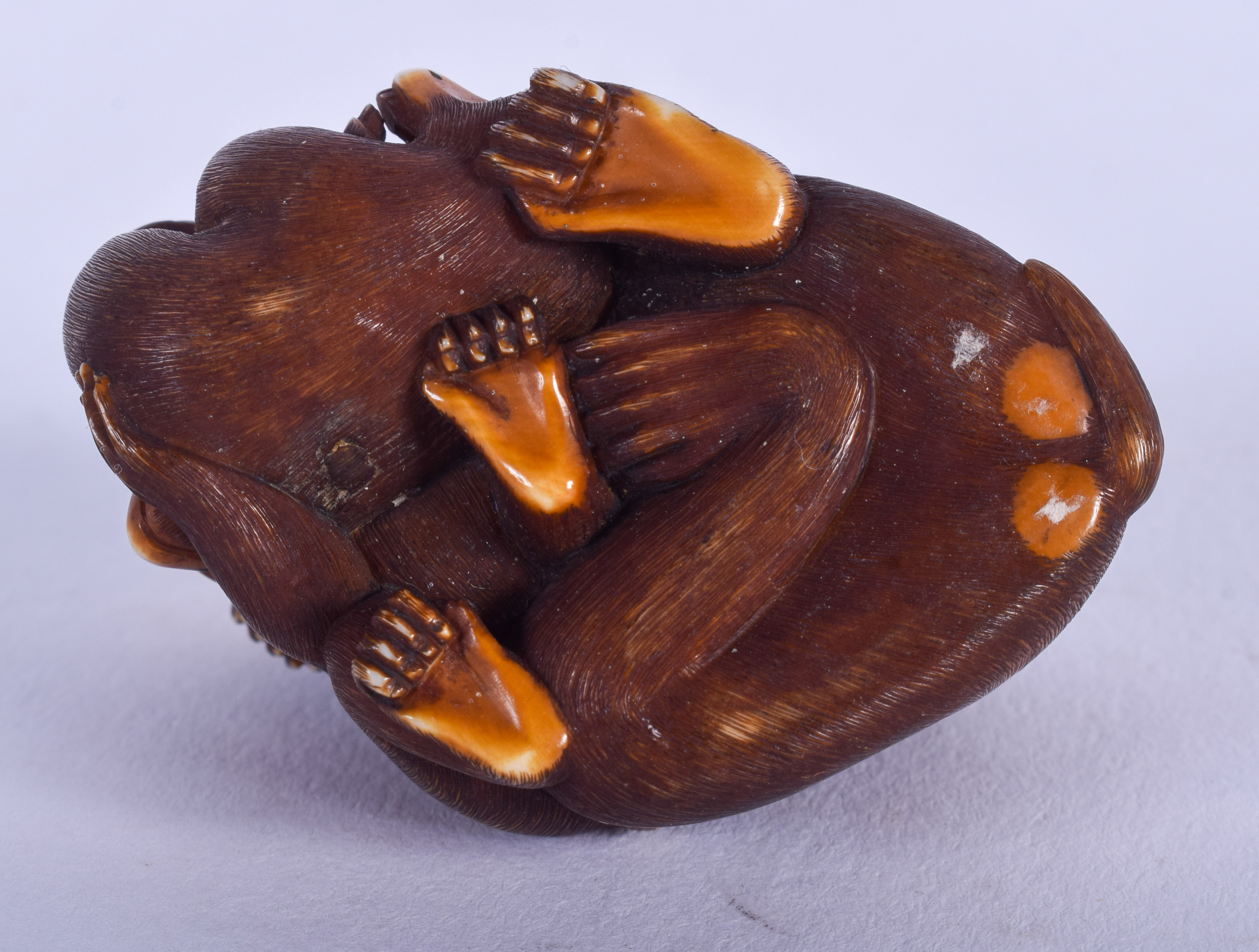 A FINE 19TH CENTURY JAPANESE MEIJI PERIOD STAINED IVORY OKIMONO modelled as grappling apes. 4 cm x - Bild 3 aus 3