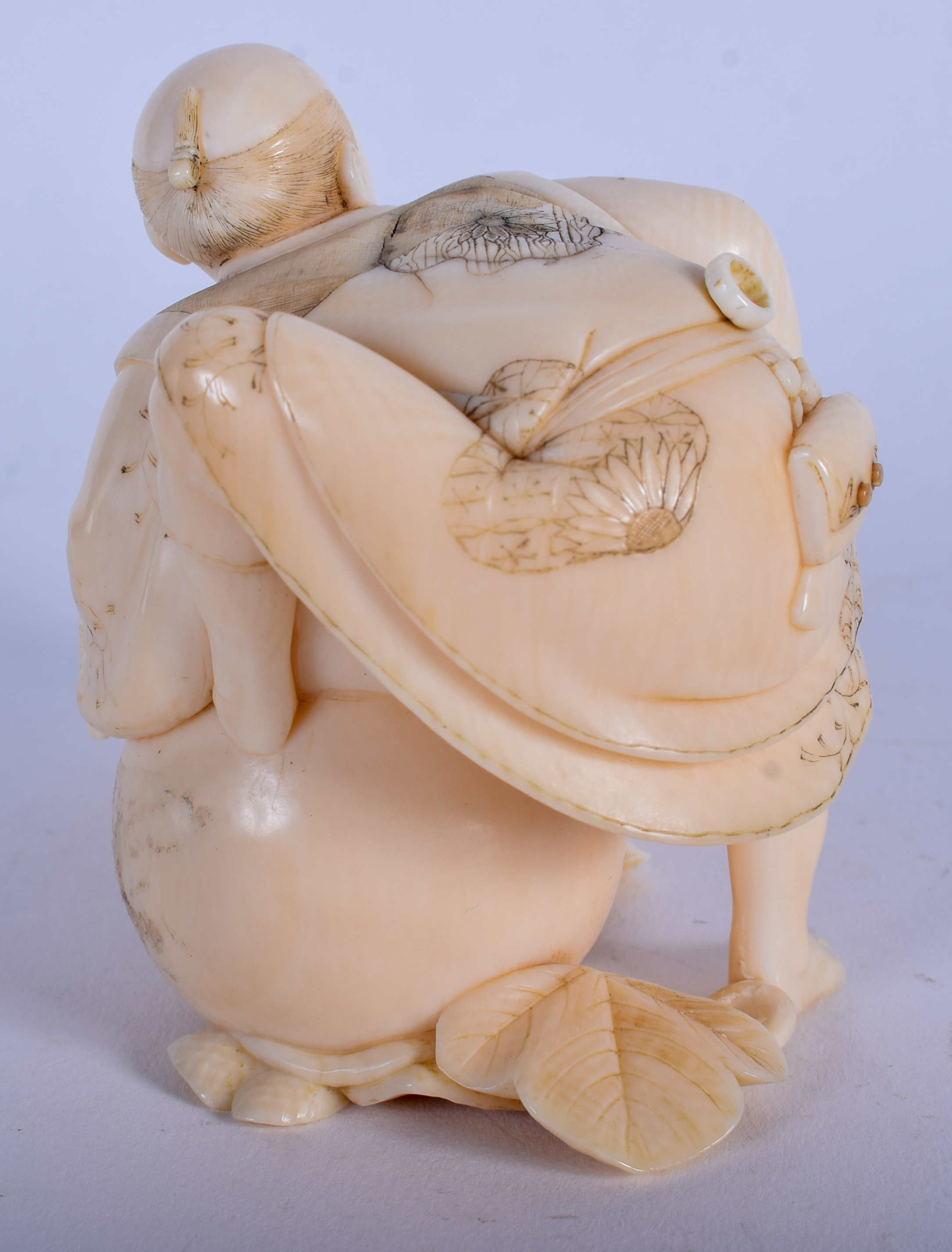 A 19TH CENTURY JAPANESE MEIJI PERIOD CARVED IVORY OKIMONO modelled as a vegetable chopper. 11 cm x - Bild 3 aus 4