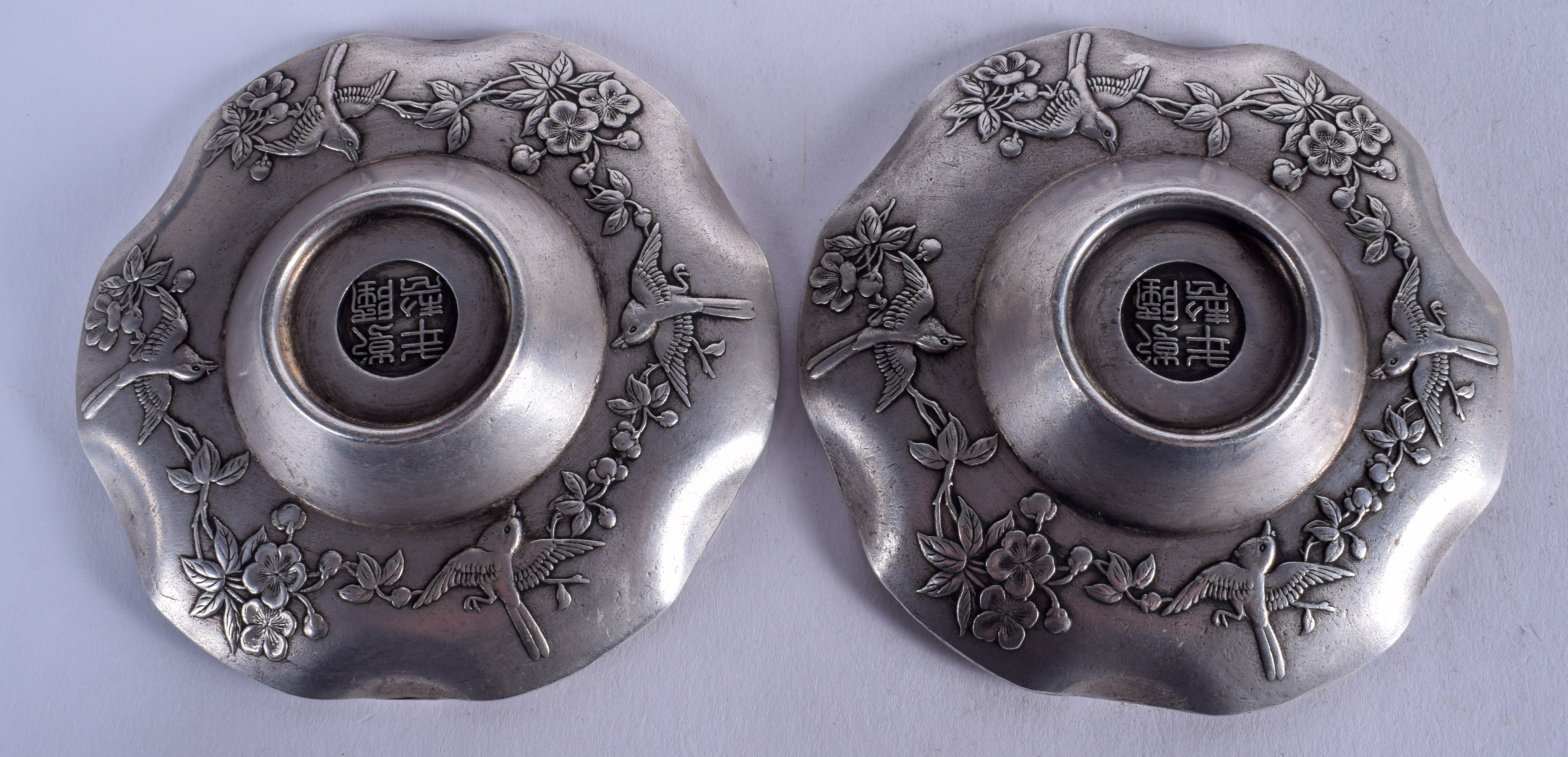 A PAIR OF CHINESE SILVERED BRONZE DISHES. 10 cm wide. - Bild 2 aus 2